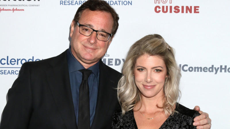 Bob Sagets Witwe nimmt in persönlichem Brief Abschied von ihrem Mann Kelly Rizzo steht nach dem Tod ihres Ehemanns Bob Saget unter "Schock"