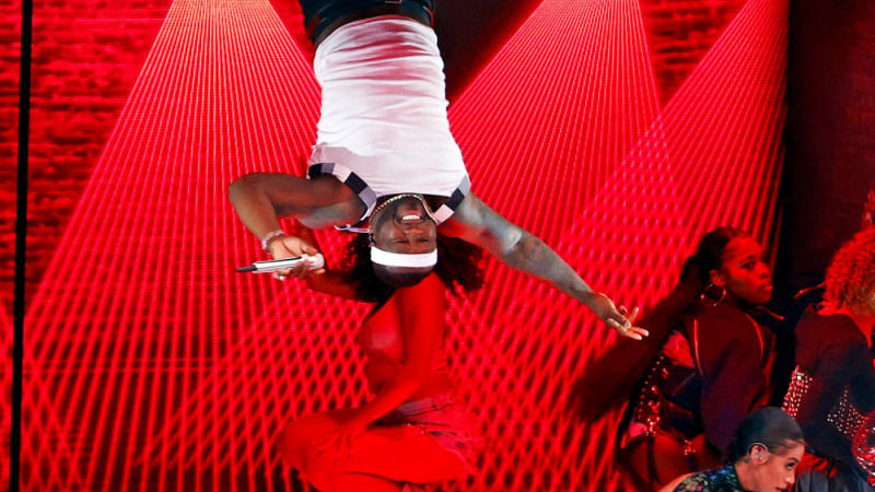 Fan-Video enthüllt: So gelang 50 Cent seine Kopfüber-Position in der Super Bowl-Halbzeitshow 50 Cent: Überraschender Auftritt bei der Super Bowl LVI-Halbzeitshow