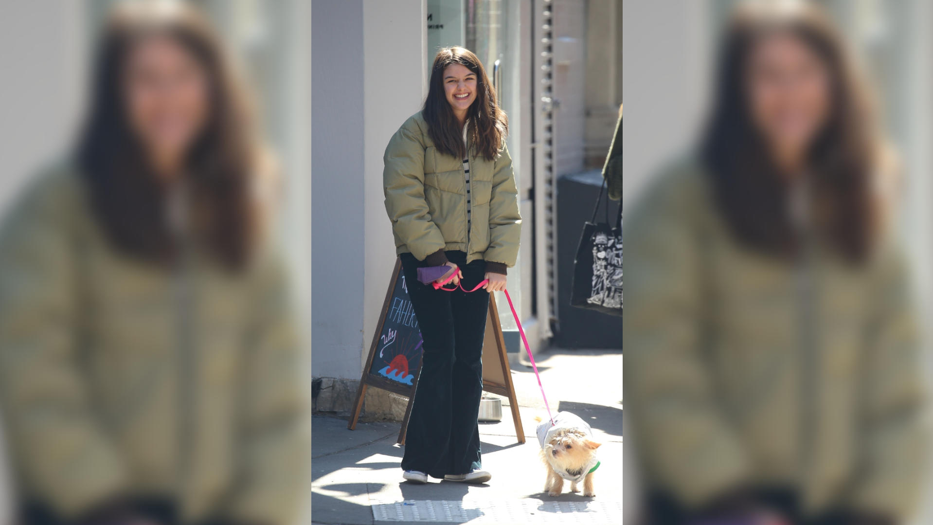 Suri Cruise strahlt - und ER ist der Grund! Suri Cruise strahlt mit ihrem vierbeinigen Freund um die Wette.
