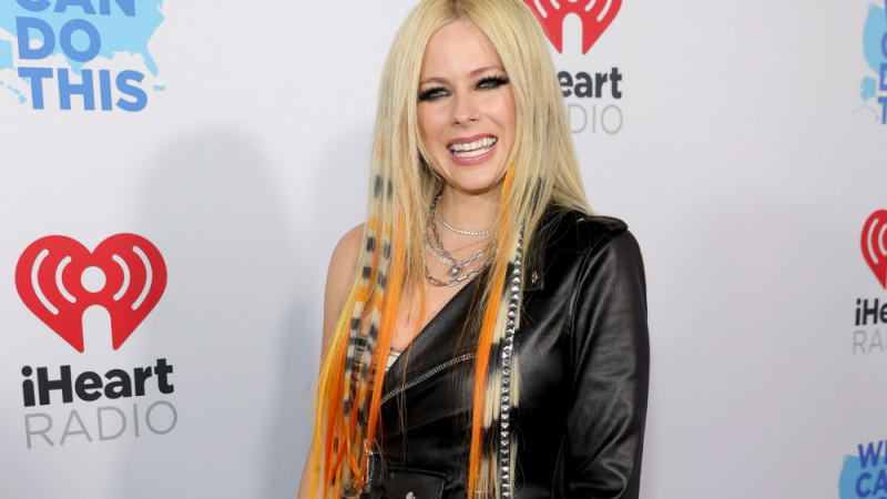 Avril Lavigne dreht Zeit zurück: 20 Jahre später stellt sie ihr Album-Cover noch mal nach Avril Lavigne hat ihre Fans 20 Jahre zurück in die Vergangenheit mitgenommen.