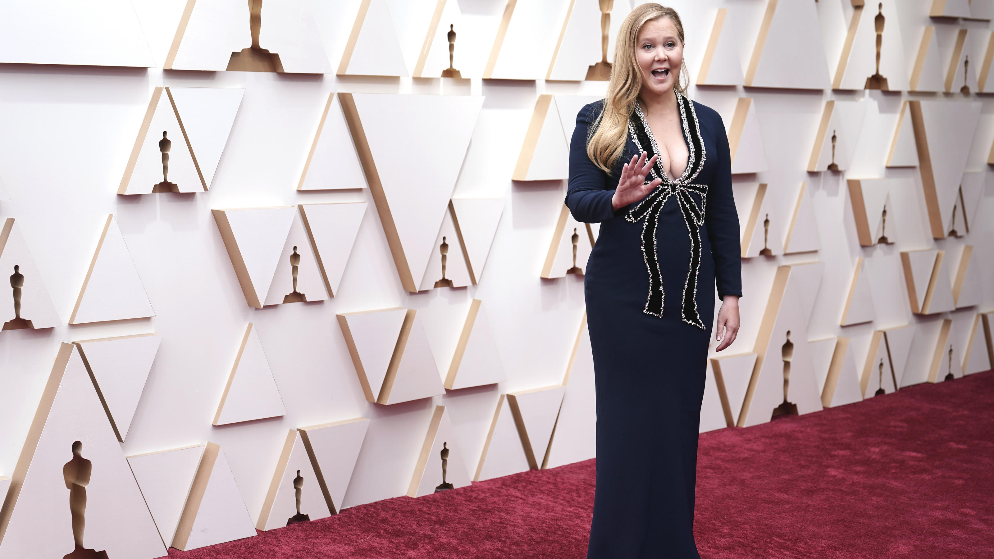 Oscars 2022: Wow, das sind die schönsten Outfits vom roten Teppich! Amy Schumer (in Oscar de la Renta) freut sich offensichtlich auf ihre erste Oscar-Moderation