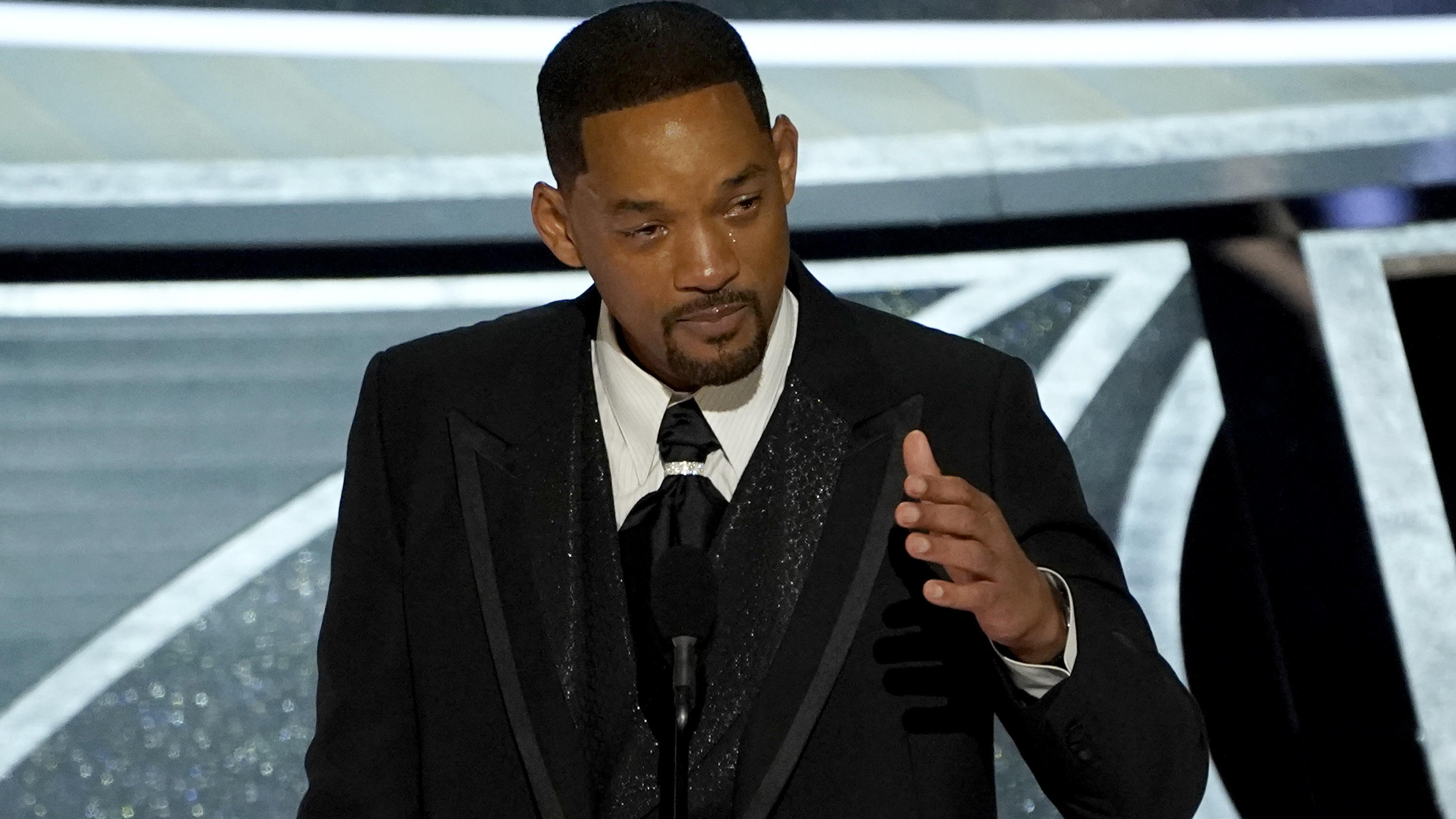 Will Smith tritt aus Filmakademie aus 27.03.2022, USA, Los Angeles: Will Smith weint, als er bei der 94. Verleihung der Academy Awards in Hollywood den Preis als bester Schauspieler für seine Rolle in dem Film «King Richard» entgegennimmt. Der US-Schauspieler hat als Folge des Ohrfeigen-