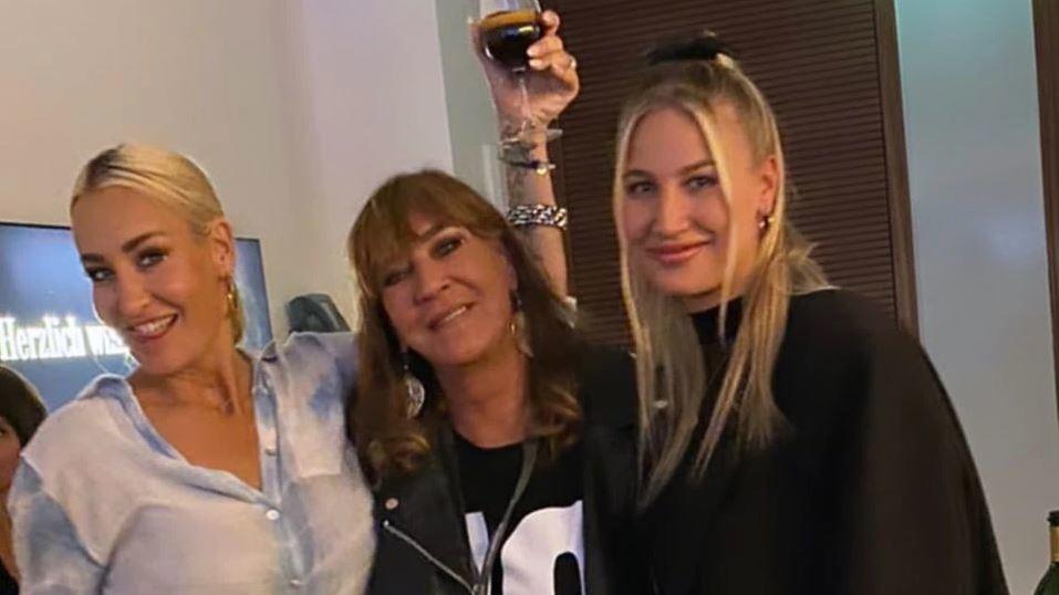 Sarah Connor total ergriffen: Sohn Jax (5) ist zum ersten Mal mit auf Tour Sarah Connor mit ihrer Mutter Soraya und ihrer Schwester Lulu im Backstage-Bereich.