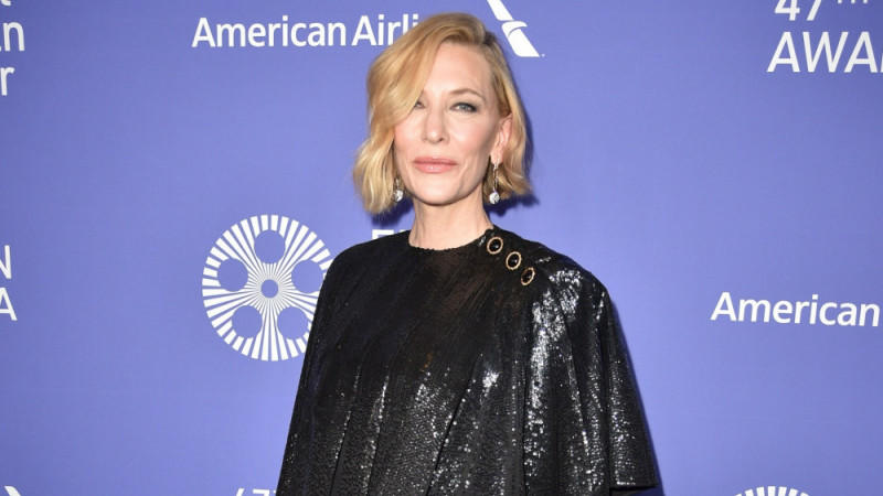 Cate Blanchett bezeichnet Elon Musks Twitter-Übernahme als "sehr, sehr gefährlich" Cate Blanchett bezeichnet Elon Musks Twitter-Übernahme als "sehr, sehr gefährlich"
