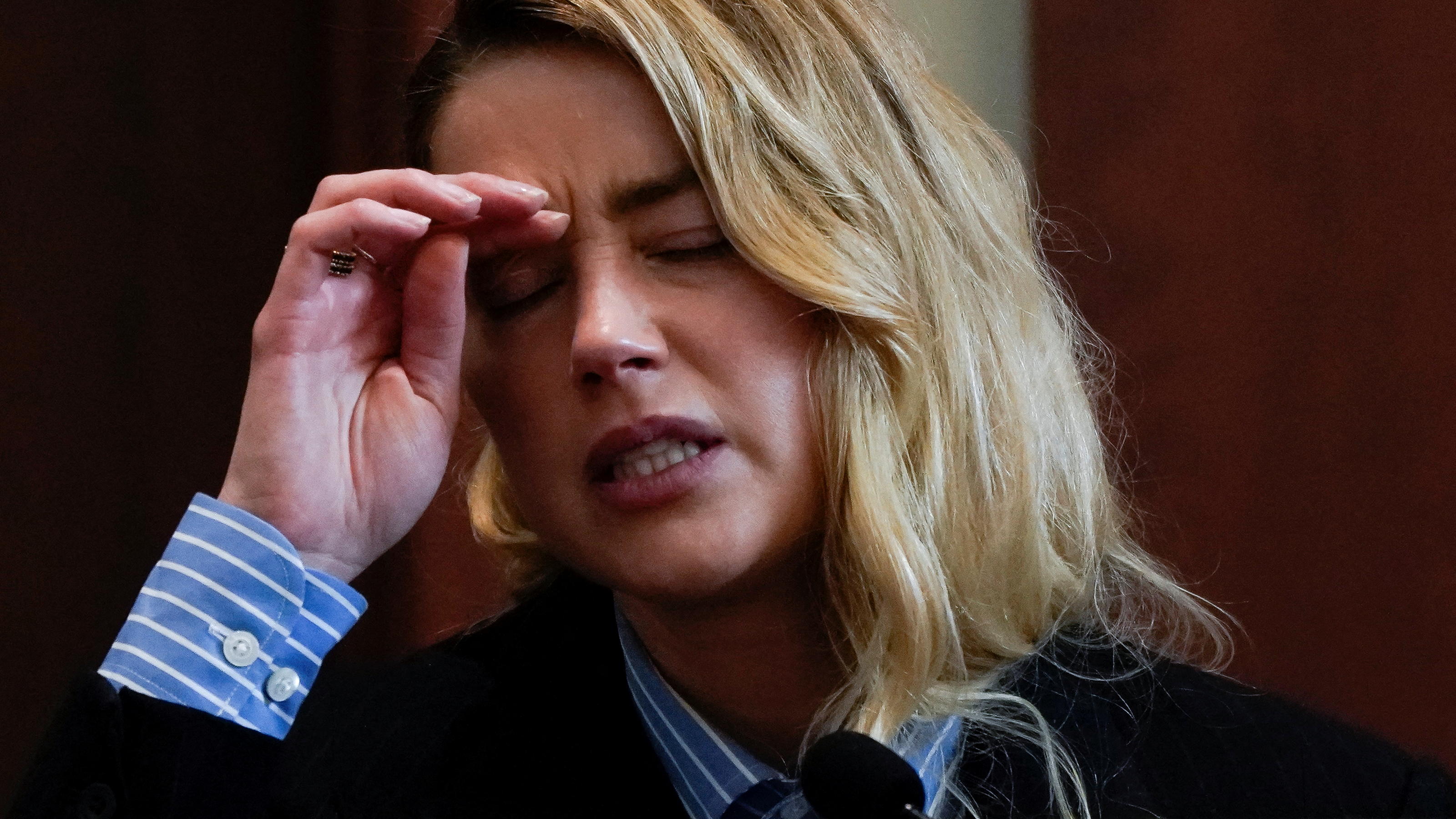 Amber Heard packt im Zeugenstand weiter aus: „Er trat mich in den Rücken“ Actor Amber Heard testifies at Fairfax County Circuit Court during a defamation case against her by ex-husband, actor Johnny Depp in Fairfax, Virginia, U.S., May 4, 2022. Heard said there was an incident where Depp performed a cavity search while acc