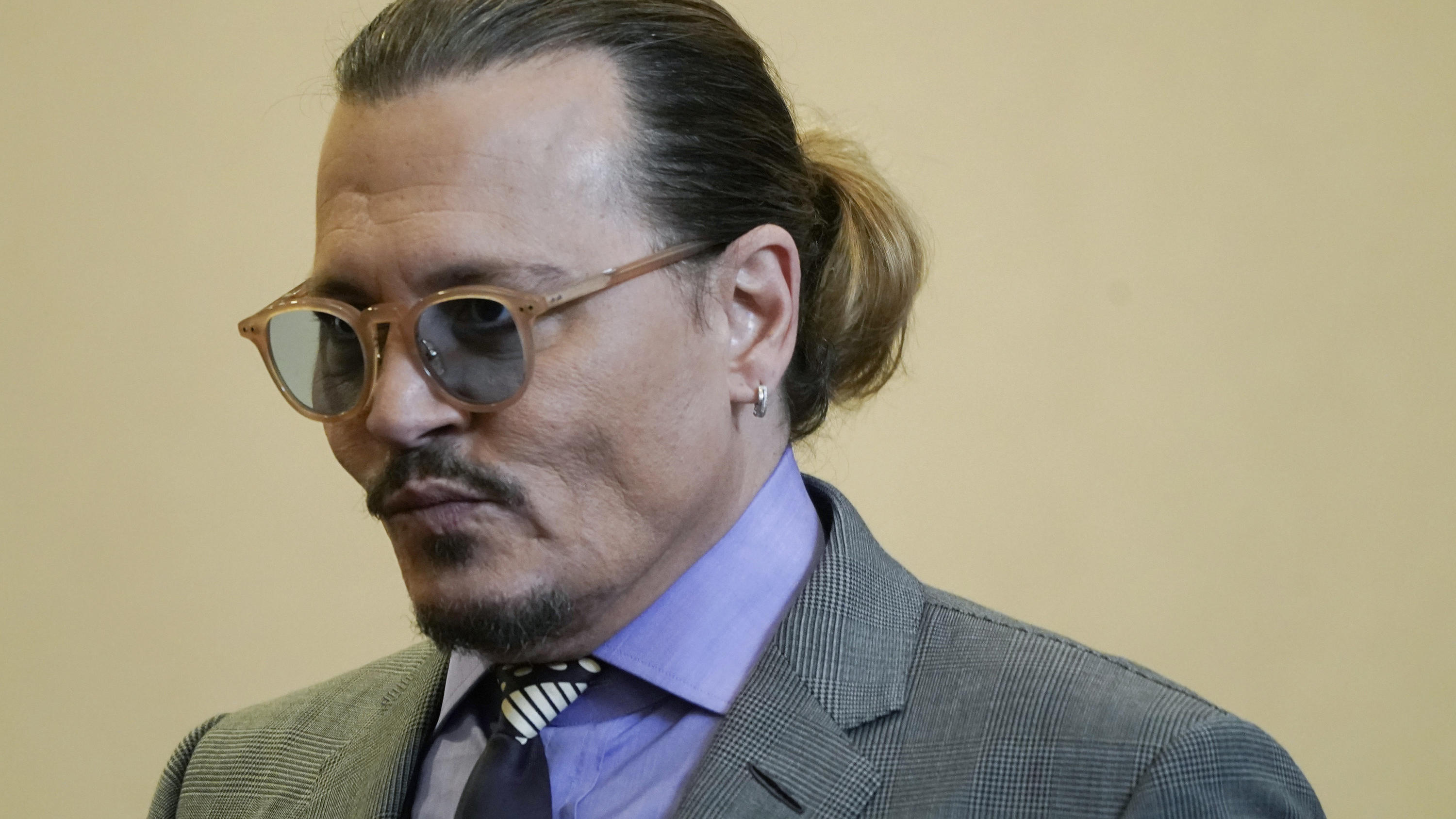 Amber Heard packt im Zeugenstand weiter aus: „Er trat mich in den Rücken“ 04.05.2022, USA, Fairfax: Johnny Depp, Schauspieler aus den USA, kommt nach der Mittagspause in den Gerichtssaal des Fairfax County Circuit Court zurück. In dem Zivilprozess zwischen Schauspieler Depp und seiner Ex-Frau Heard ist die Schauspielerin e