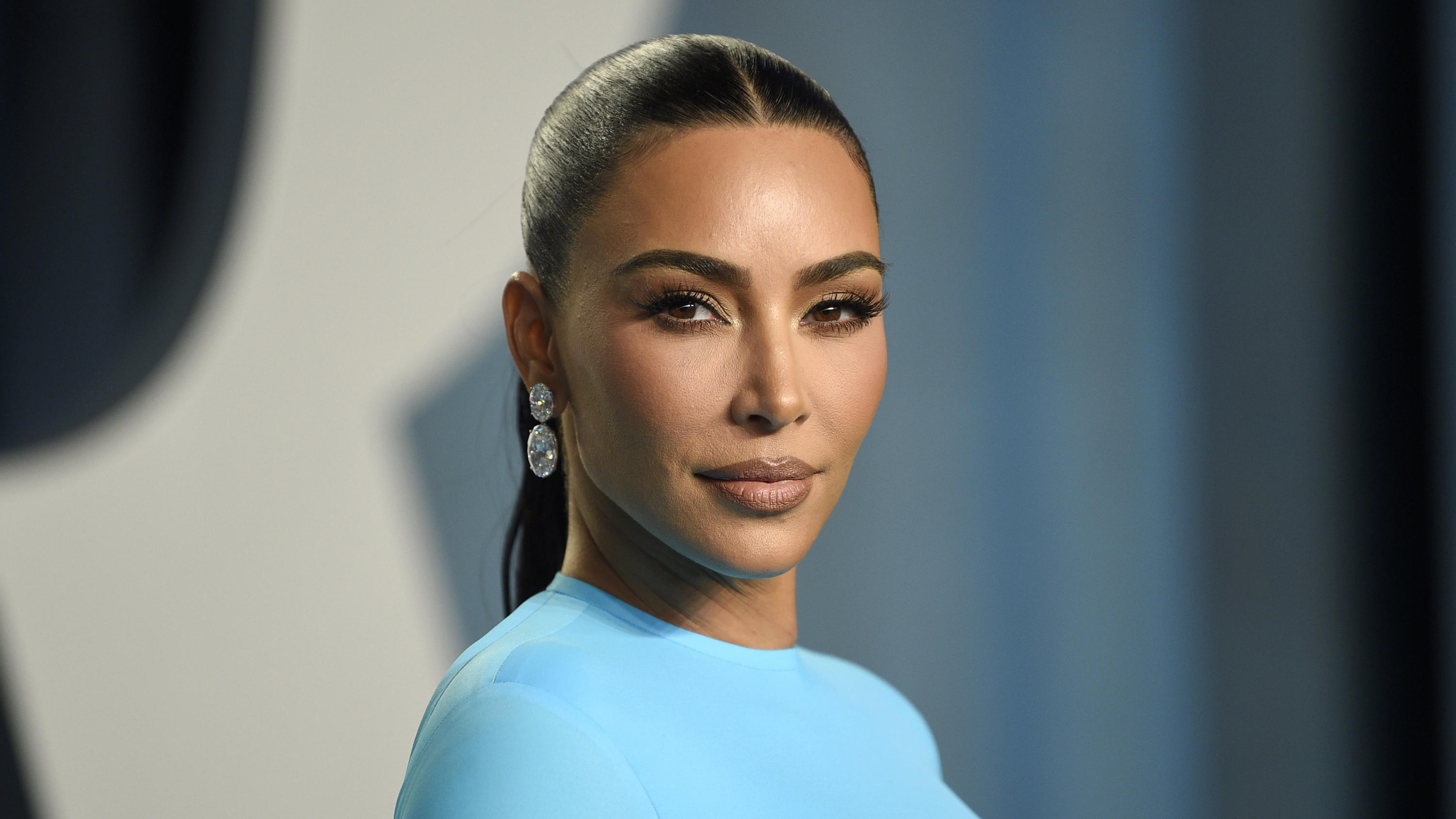 Kim Kardashian erntet harsche Kritik für "Sports Illustrated"-Cover FILE - Kim Kardashian appears at the Vanity Fair Oscar Party in Beverly Hills, Calif., on March 27, 2022. Kim Kardashian testified Tuesday, April 26, 2022, that she had no memory of making any attempt to kill the reality show that starred her brother