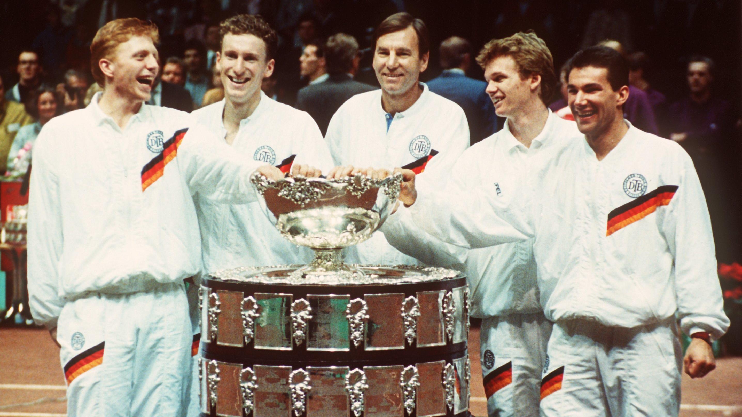 Barbara Becker: Auch andere Ex-Tennis-Profis haben schöne Söhne Der deutsche Daviscup-Kapitän Niki Pilic (M) steht mit seinen Tennisstars (l-r) Boris Becker, Patrick Kühnen, Eric Jelen und Carl-Uwe Steeb in Göteborg hinter der Daviscup-Trophäe (Archivfoto vom 16.12.1988).