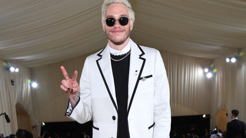Pete Davidson und Naomi Scott treten 'Wizards!'-Cast bei Pete Davidson und Naomi Scott treten 'Wizards!'-Cast bei