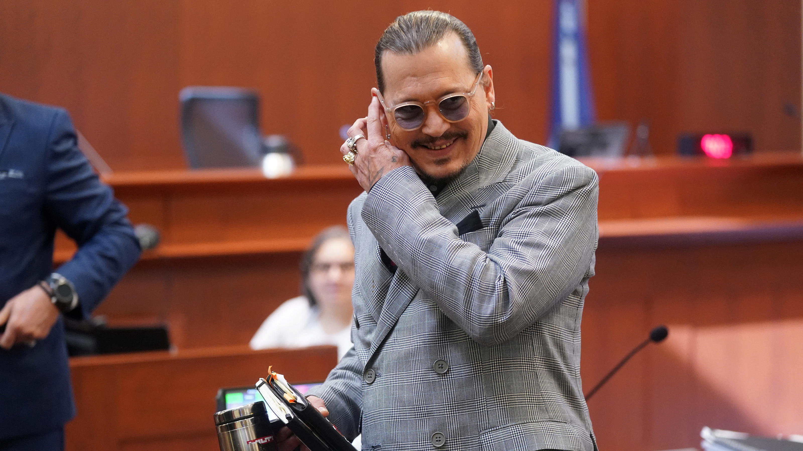 Johnny zum Depp gemacht? Amber Heard soll vermeintlichen Tatort gefakt haben Johnny Depp hat trotz übelster Vorwürfe das Lächeln noch nicht verloren
