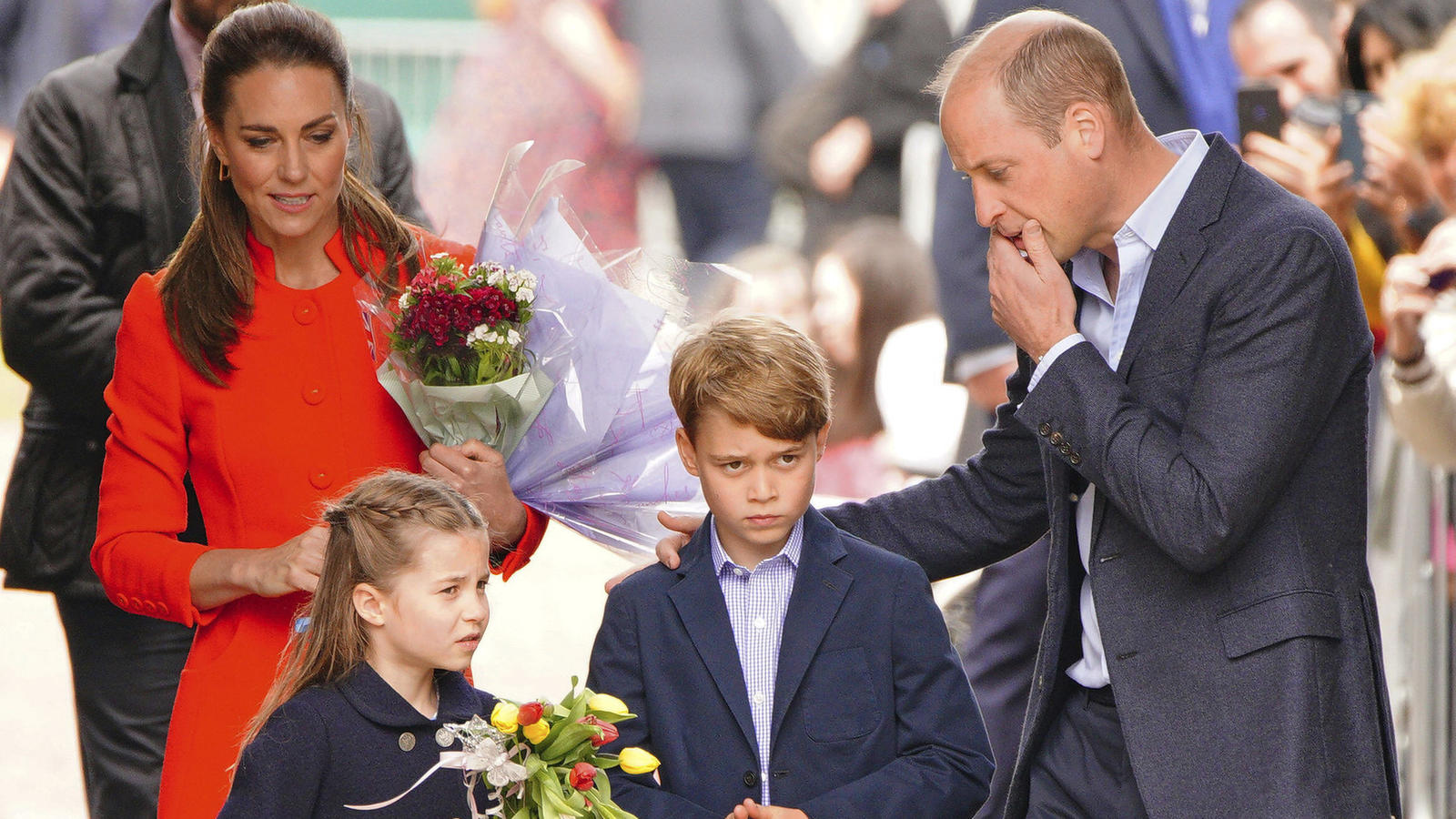 Eltern in Sorge: Bald kommen die Kinder von Kate und William an neue Schule 04.06.2022, Großbritannien, Cardiff: Kate (l-r), Herzogin von Cambridge, Prinzessin Charlotte, Prinz George und Prinz William, Herzog von Cambridge, gehen während ihres Besuchs in Cardiff Castle. Prinz William und seine Frau Kate treffen Künstler und