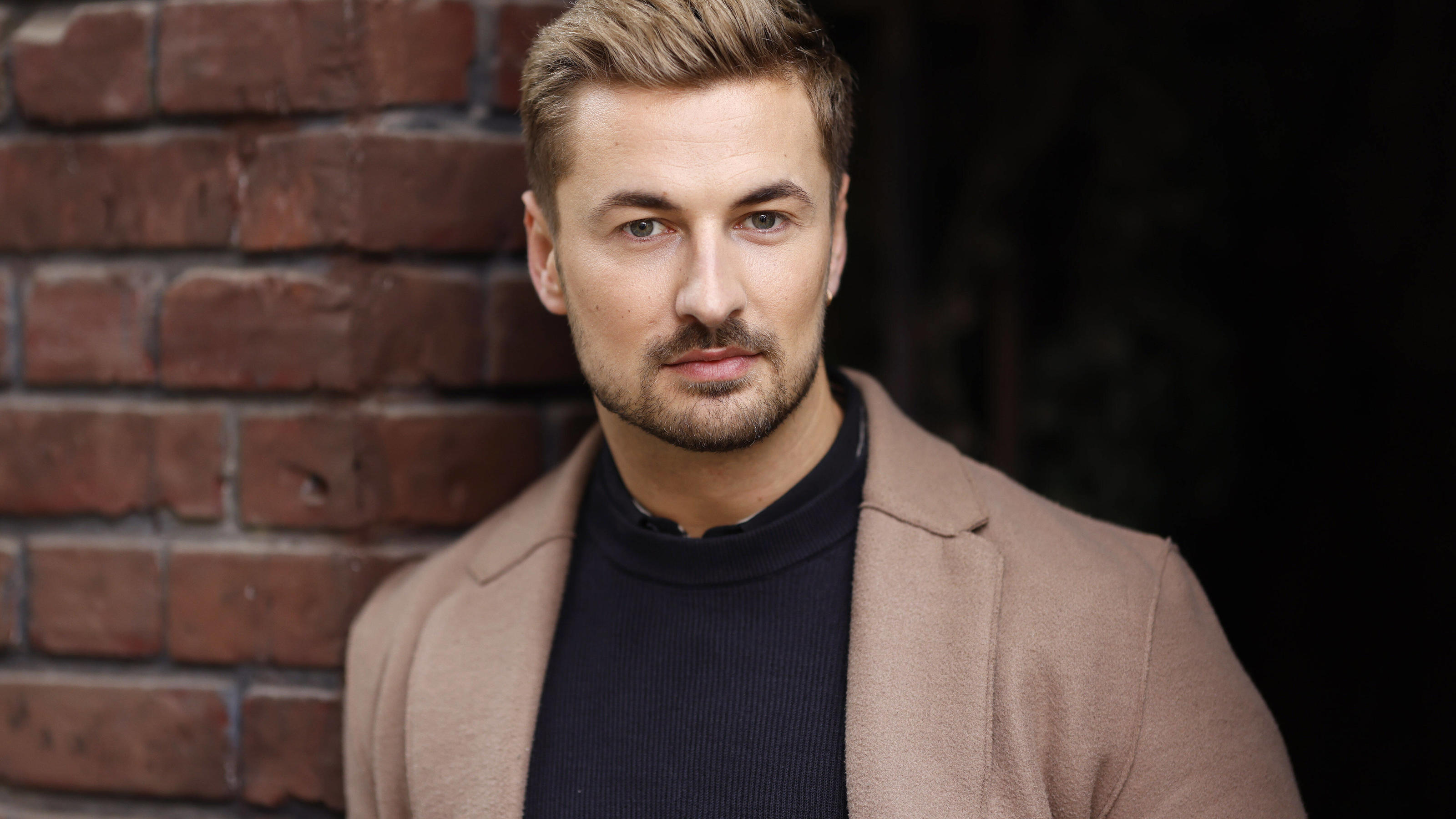 Urteil im Prügel-Prozess um Nicolas Puschmann ist gefallen Schauspieler Nicolas Puschmann in der Rolle des Dr. Richard Schilling in der RTL-Vorabendserie Unter Uns posiert in den Kulissen in den MMC-Studios in Ossendorf. Köln, 30.05.2022 NRW Deutschland *** Actor Nicolas Puschmann in the role of Dr Richard S