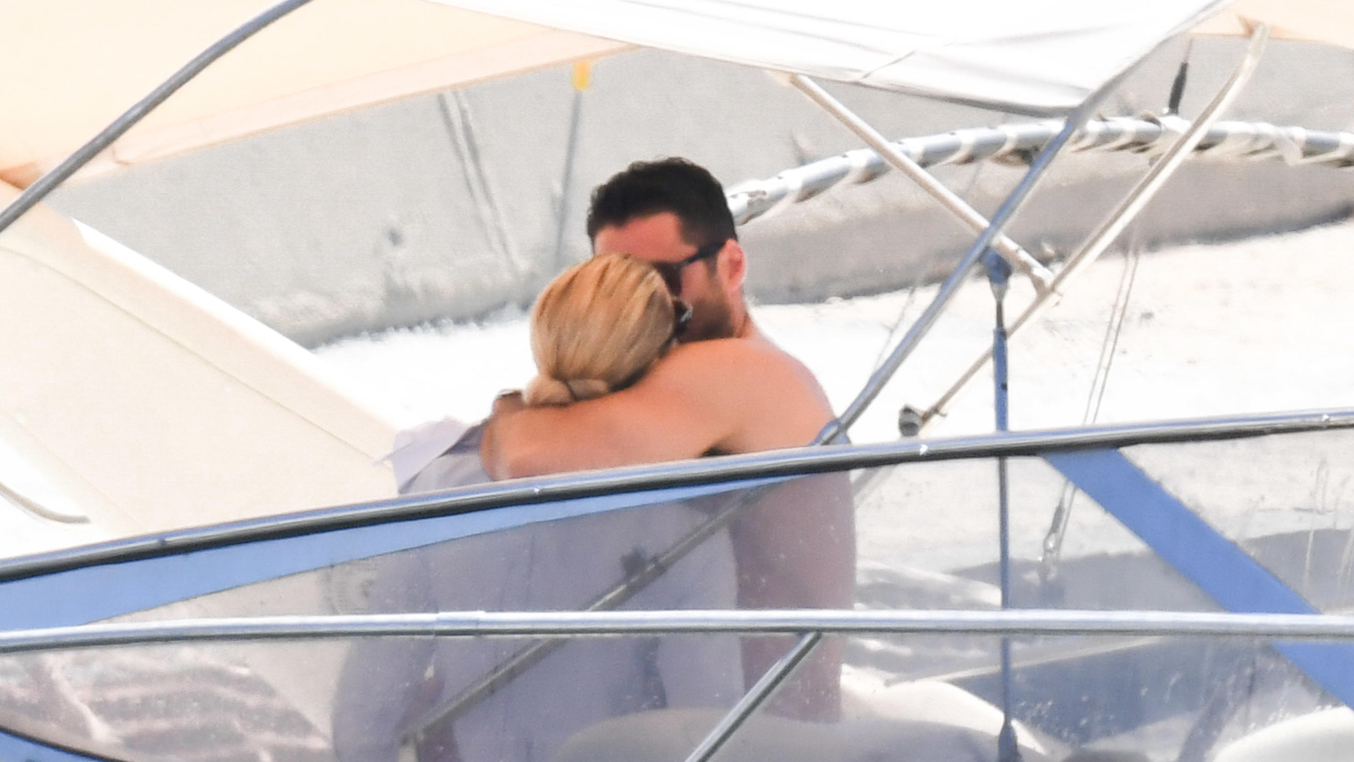 Liebesurlaub: Michelle Hunziker knutscht mit Giovanni Angiolini Zärtliche Küsse: Michelle Hunziker und Giovanni Angiolini knutschen an Deck einer Yacht vor Sardinien,