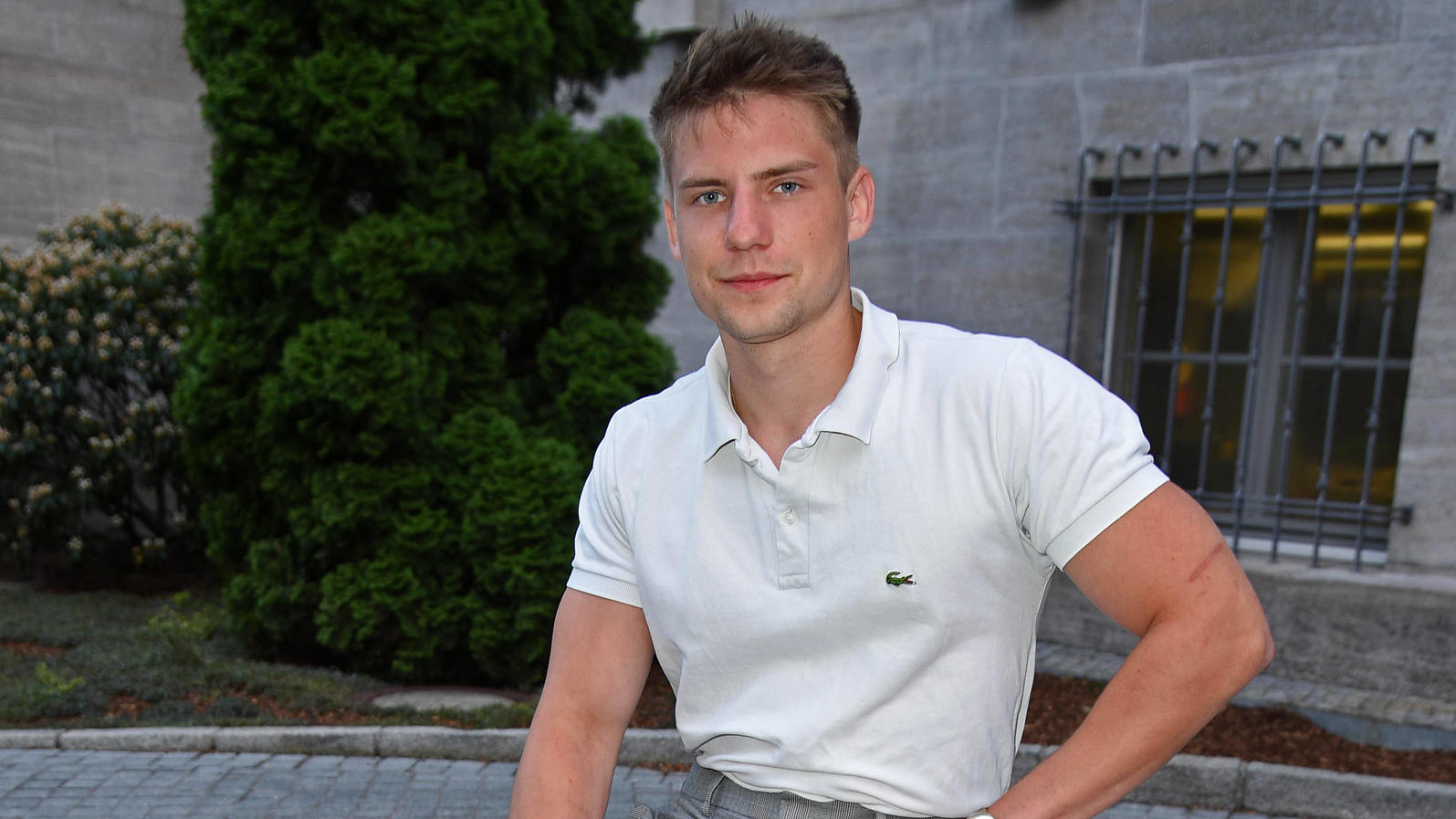 GZSZ-Star Lennart Borchert grüßt halbnackt aus dem Bett und verkündet Beziehungsstatus GZSZ-Schauspieler Lennart Borchert zeigt sich auf Instagram jetzt halbnackt im Bett und er ist nicht alleine.