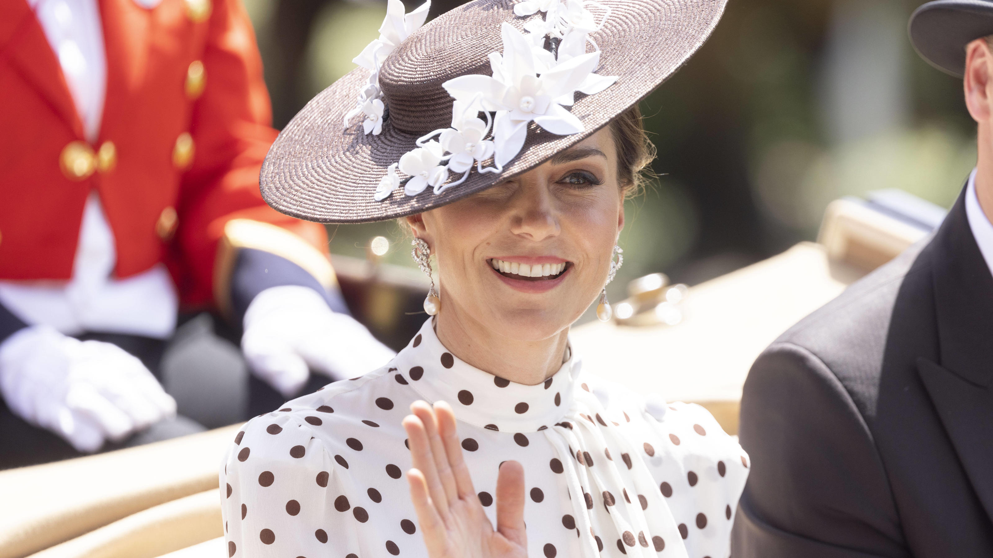 Herzogin Kates Lieblingsdesignerin fällt ihr Urteil über die royalen Looks . 17/06/2022. Ascot , United Kingdom. Prince William and Kate Middleton, the Duke and Duchess of Cambridge, on day four of Royal Ascot , United Kingdom. PUBLICATIONxINxGERxSUIxAUTxHUNxONLY xi-Imagesx IIM-23526-0097