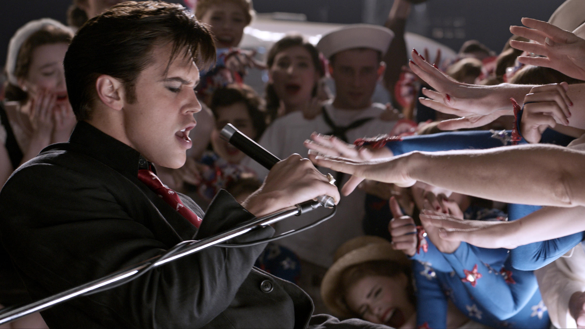 „Elvis“-Filmkritik: Sein Hüftschwung lässt Höschen regnen - Kinostart: 23. Juni 2022 Austin Butler als Elvis: Gleich fliegen hier die Schlüpfer