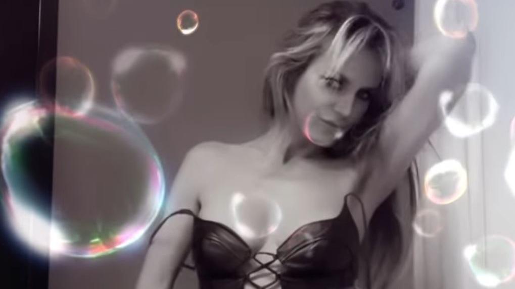 Hotte Heidi Klum posiert in gefährlich knapper Ledercorsage Heidi Klum zeigt, was sie kann.