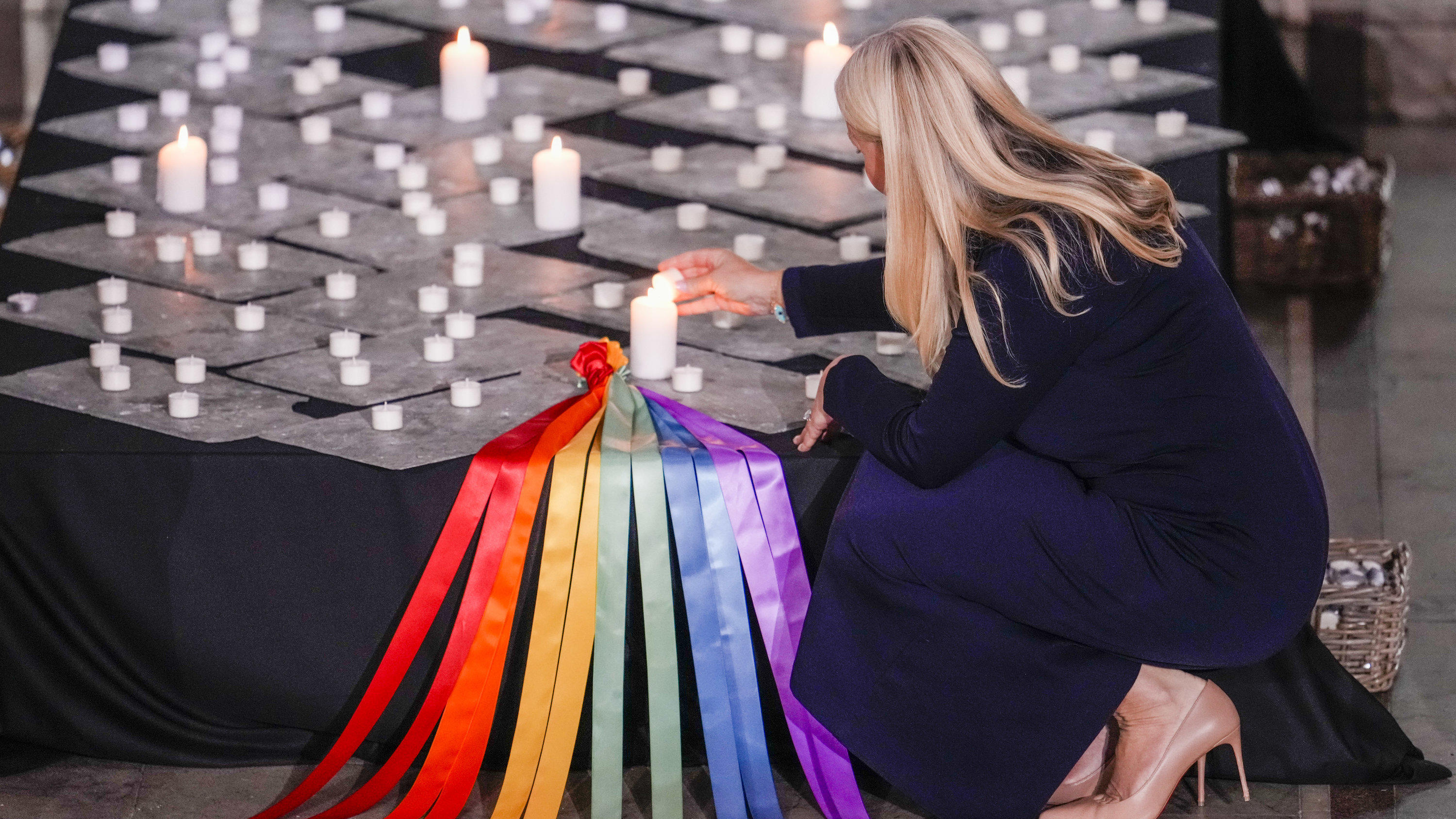 Kronprinzessin Mette-Marit und Haakon besuchen Gedenkstätte in Oslo 26.06.2022, Norwegen, Oslo: Mette-Marit, Kronprinzessin von Norwegen, entzündet eine Kerze bei einem Trauergottestdienst im Osloer Dom. Im Zentrum der norwegischen Hauptstadt erschoss ein mutmaßlicher Einzeltäter in der Nacht zum 25.06.22 zwei Mensc
