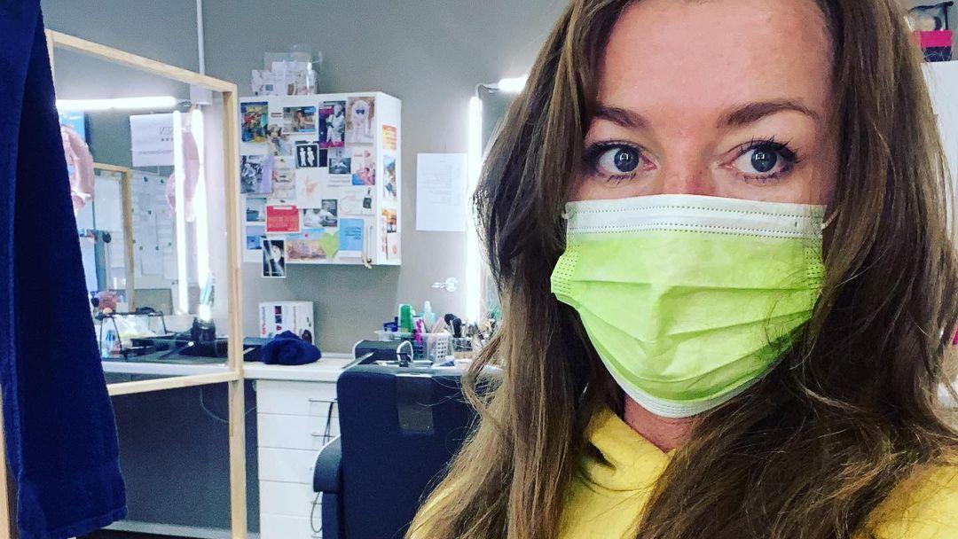 „Rote Rosen“-Star Maria Fuchs wird zweimal in Testzentrum ohnmächtig Maria Fuchs bricht in einem Testzentrum einfach zusammen.