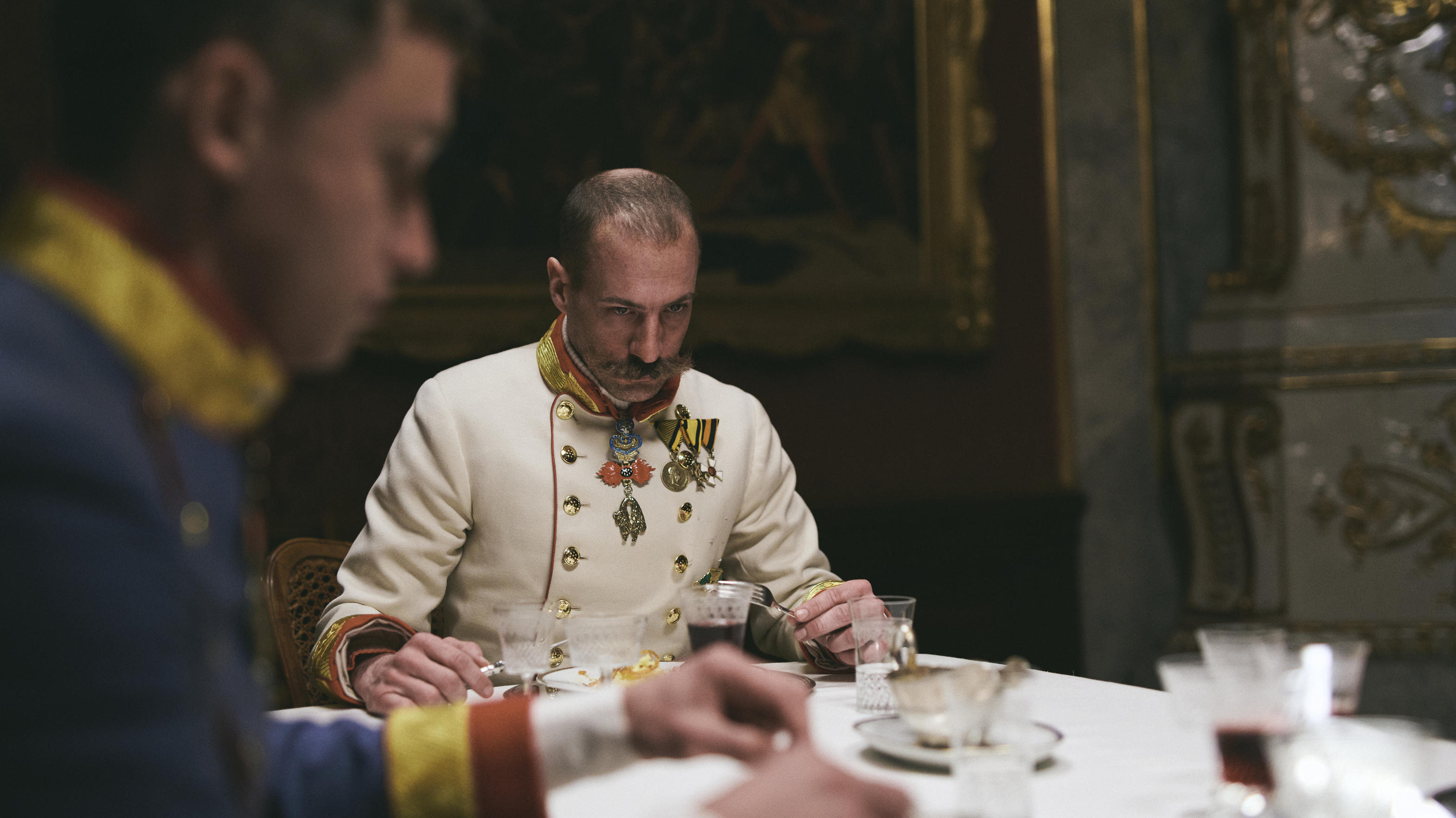 Kostümfilm „Corsage“: Kaiserin Sisi zeigt den Stinkefinger FJ beziehungsweise Kaiser Franz Joseph aus "Corsage"