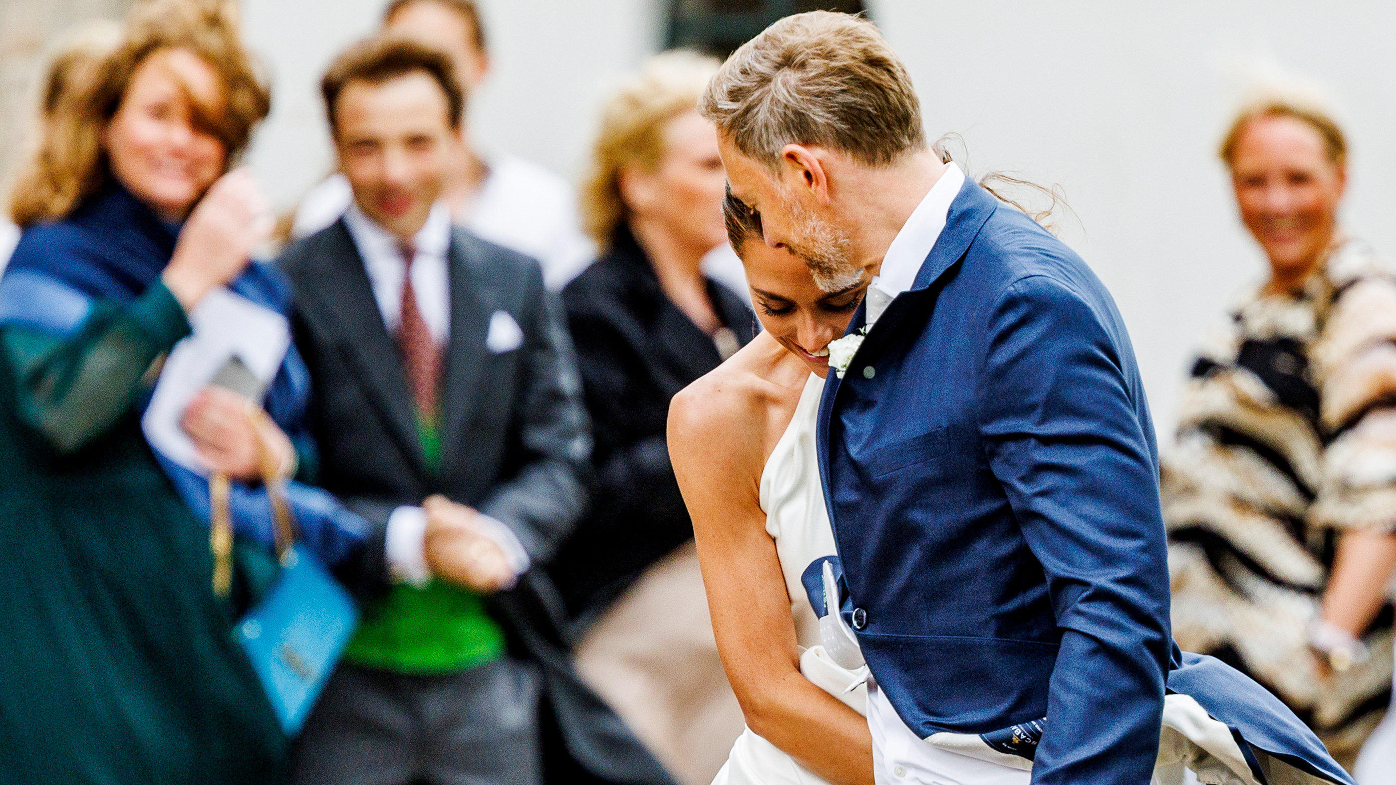 "JA" und Amen auch vor Gott: Christian Lindner & Franca Lehfeldt zum Ehepaar gesegnet Vor der Kirche zeigt sich das schöne Brautpaar ganz innig, Franca hat sich verliebt an ihren Christian angeschmiegt.