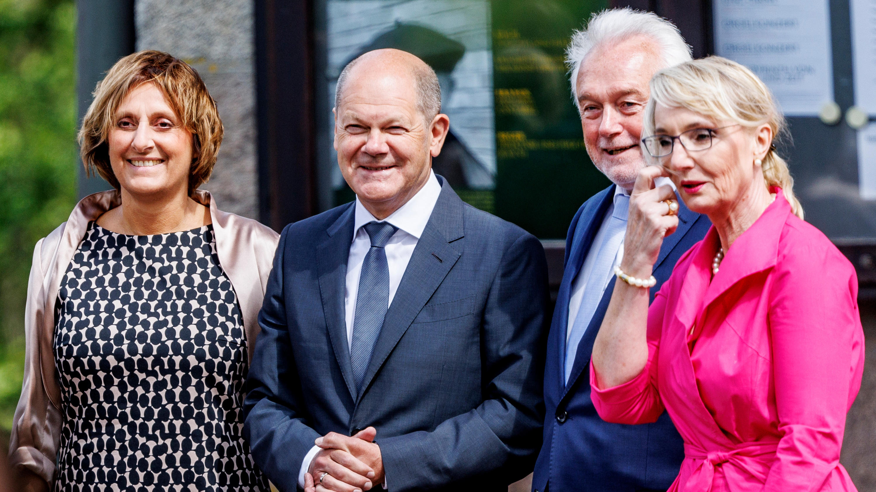 "JA" und Amen auch vor Gott: Christian Lindner & Franca Lehfeldt zum Ehepaar gesegnet Bundeskanzler Olaf Scholz (SPD, 2.v.l) und seine Frau Britta Ernst (l) stehen mit Wolfgang Kubicki (FDP), Bundestagsvizepräsident, und seiner Frau Annette Marberth-Kubicki an der Kirche