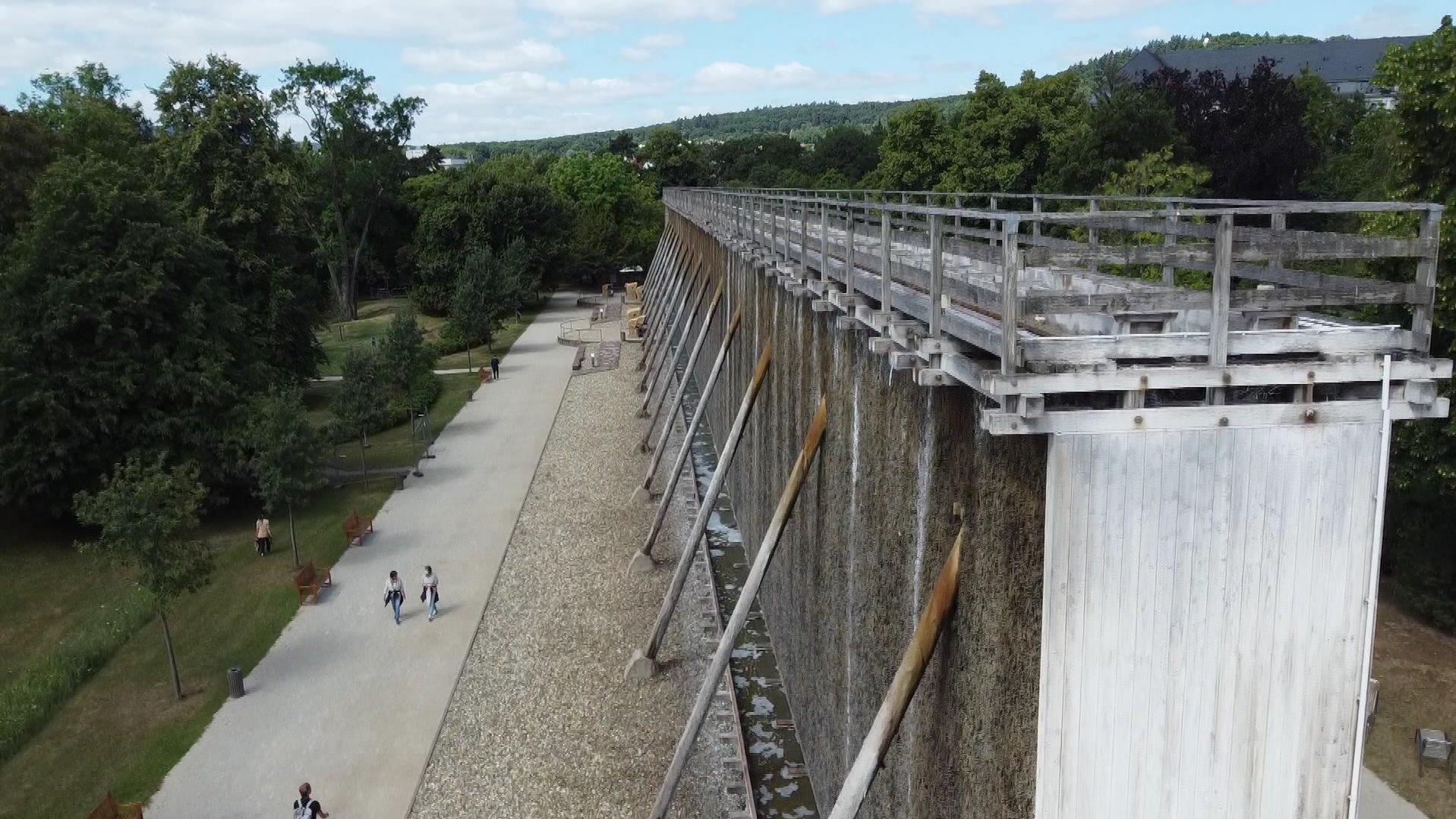 Meeresbrise und Rock'n'Roll in der Wetterau: Urlaub machen, wo King Elvis arbeitete 10 Meter ist das Bad Nauheimer Gradierwerk - und schafft hier eine frische Meeresbrise nicht nur für Kurgäste.
