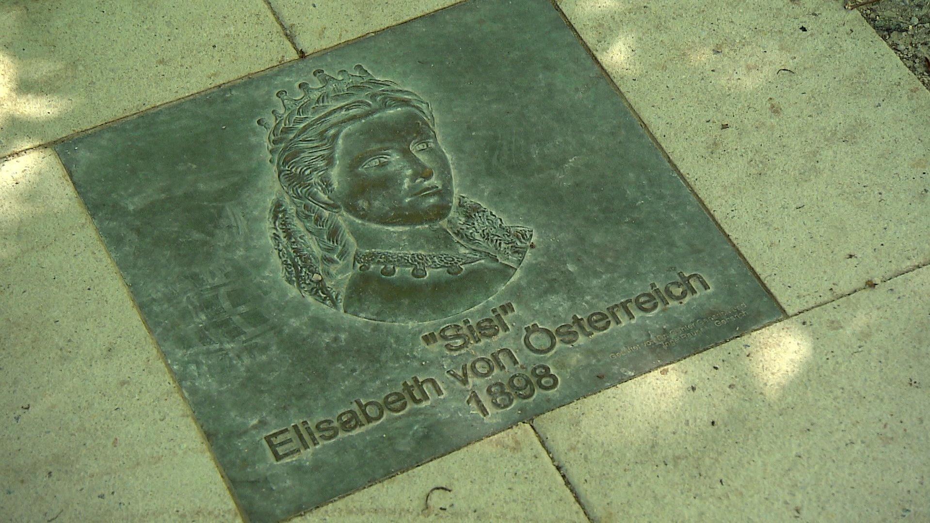 Meeresbrise und Rock'n'Roll in der Wetterau: Urlaub machen, wo King Elvis arbeitete Für den Walk of Fame muss man nicht nach Los Angeles fliegen - auch den Bad Nauheimer Boden haben Berühmtheiten wie die Kaiserin von Österreich betreten.