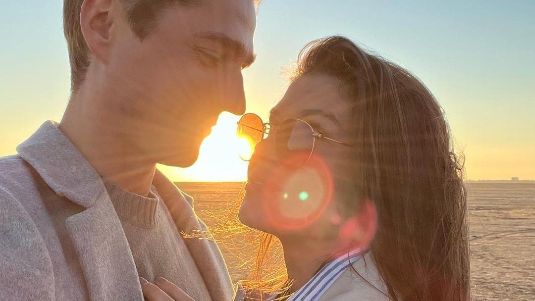 "Unter uns"-Pärchen genießt ersten Liebes-Urlaub nach Corona "Unter uns"-Schauspieler Timothy Boldt postet Foto mit Freundin und Serienkollegin Sharon Berlinghoff
