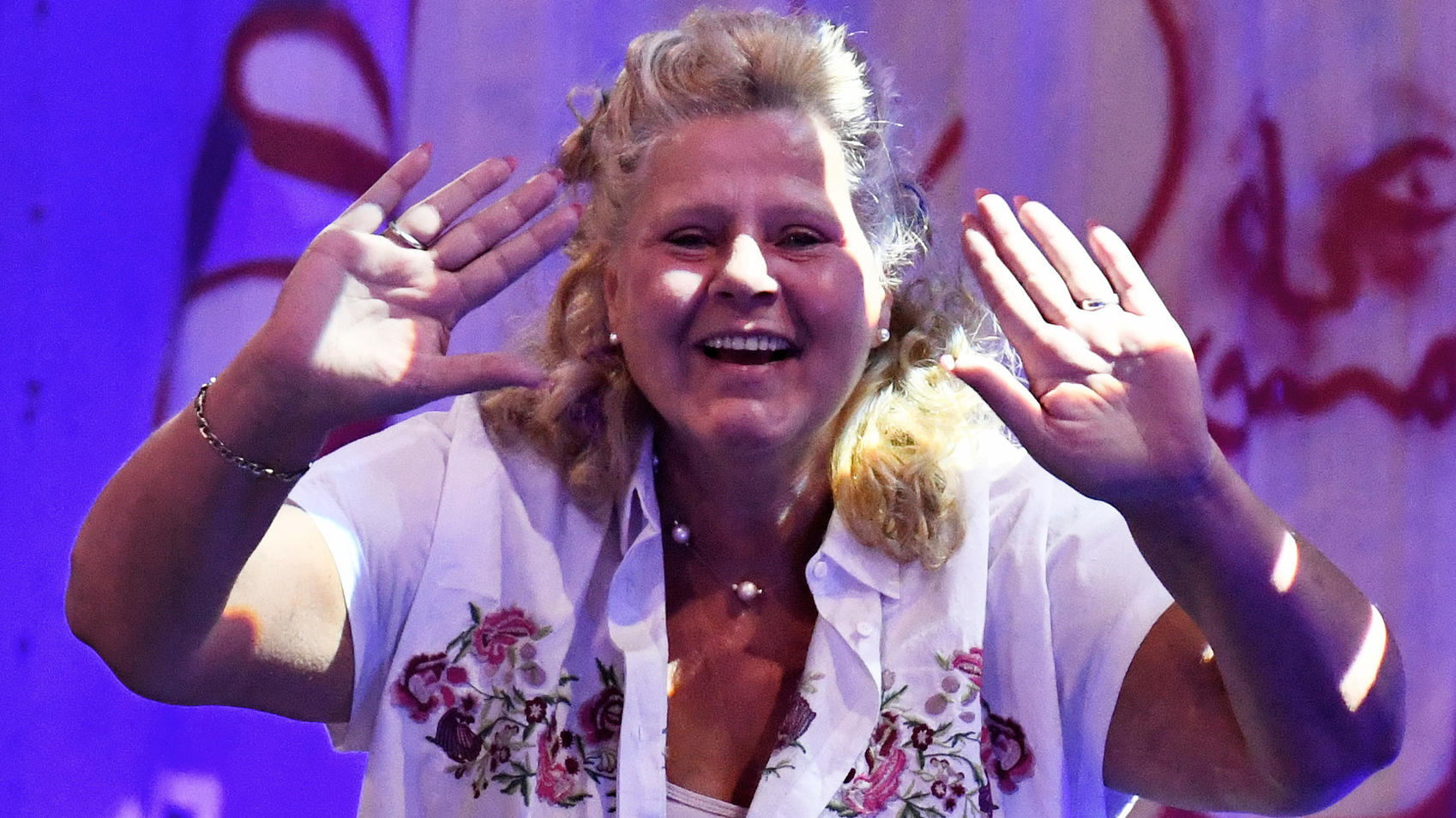 Oma Silvia Wollny überwältigt: NOCH ein Baby für die Großfamilie! 31.08.2018, Nordrhein-Westfalen, Köln: Silvia Wollny, Gewinnerin der Sat.1 Show "Promi Big Brother 2018" steht im Studio. Foto: Henning Kaiser/dpa +++ dpa-Bildfunk +++