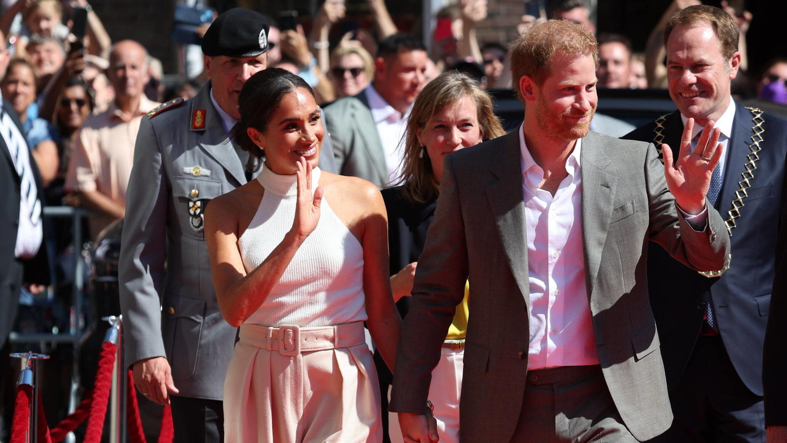 Royal-Glamour in Düsseldorf: Prinz Harry & Herzogin Meghan sind da! Meghan und Harry in Düsseldorf