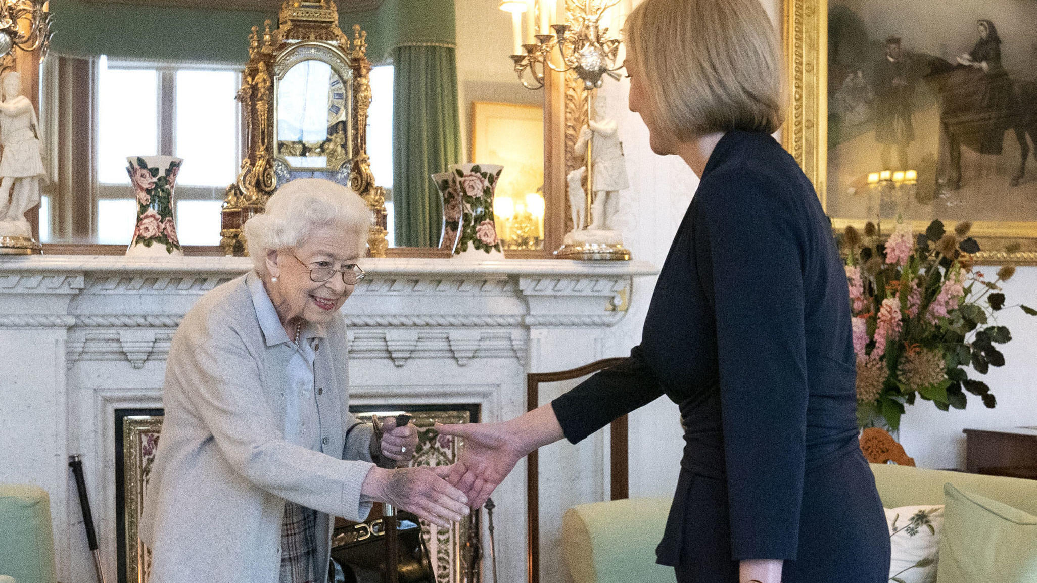 Die Queen ist tot: Todesursache, Beerdigung, Nachfolger - Alle Infos zur traurigen Nachricht FILE - Britain's Queen Elizabeth II, left, welcomes Liz Truss during an audience at Balmoral, Scotland, where she invited the newly elected leader of the Conservative party to become Prime Minister and form a new government, Tuesday, Sept. 6, 2022. Q