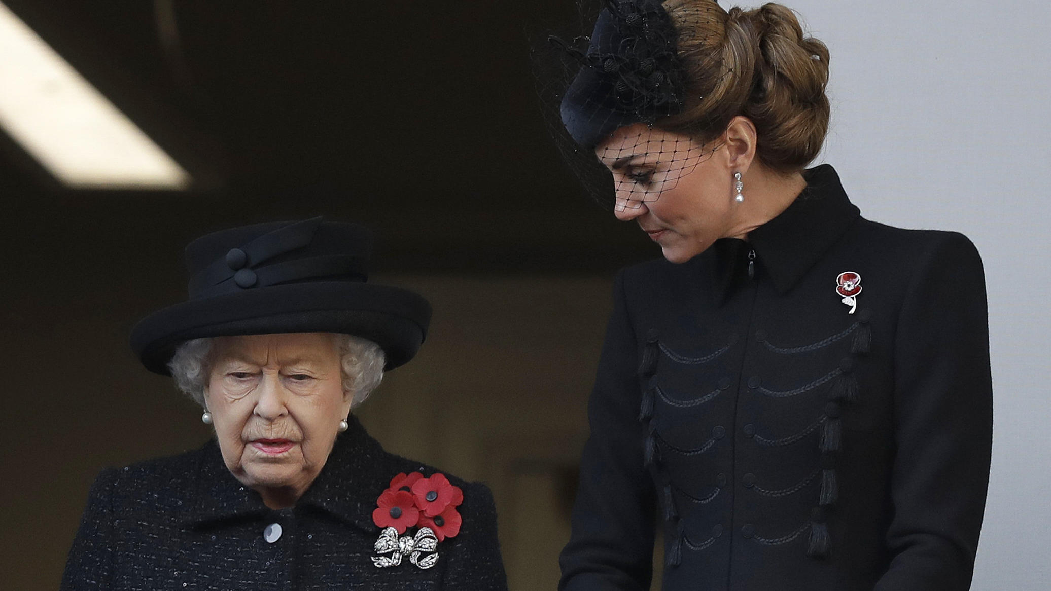 Herzogin Kate versteckt ihre Tränen: Erstes Foto nach dem Tod der Queen Queen Elizabeth und Herzogin Kate sollen sich sehr nahe gestanden haben