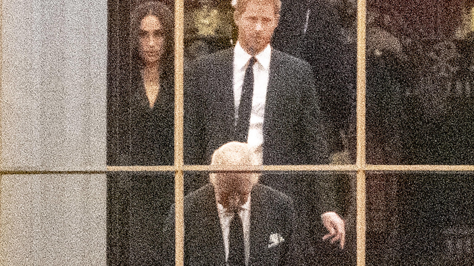 Im Palast angekommen! Erstes Foto von König Charles, Harry und Meghan König Charles war mit Harry und Meghan zugegen, als der Leichenwagen mit dem Sarg der verstorbenen Königin Elizabeth II. im Buckingham Palace vorfuhr.