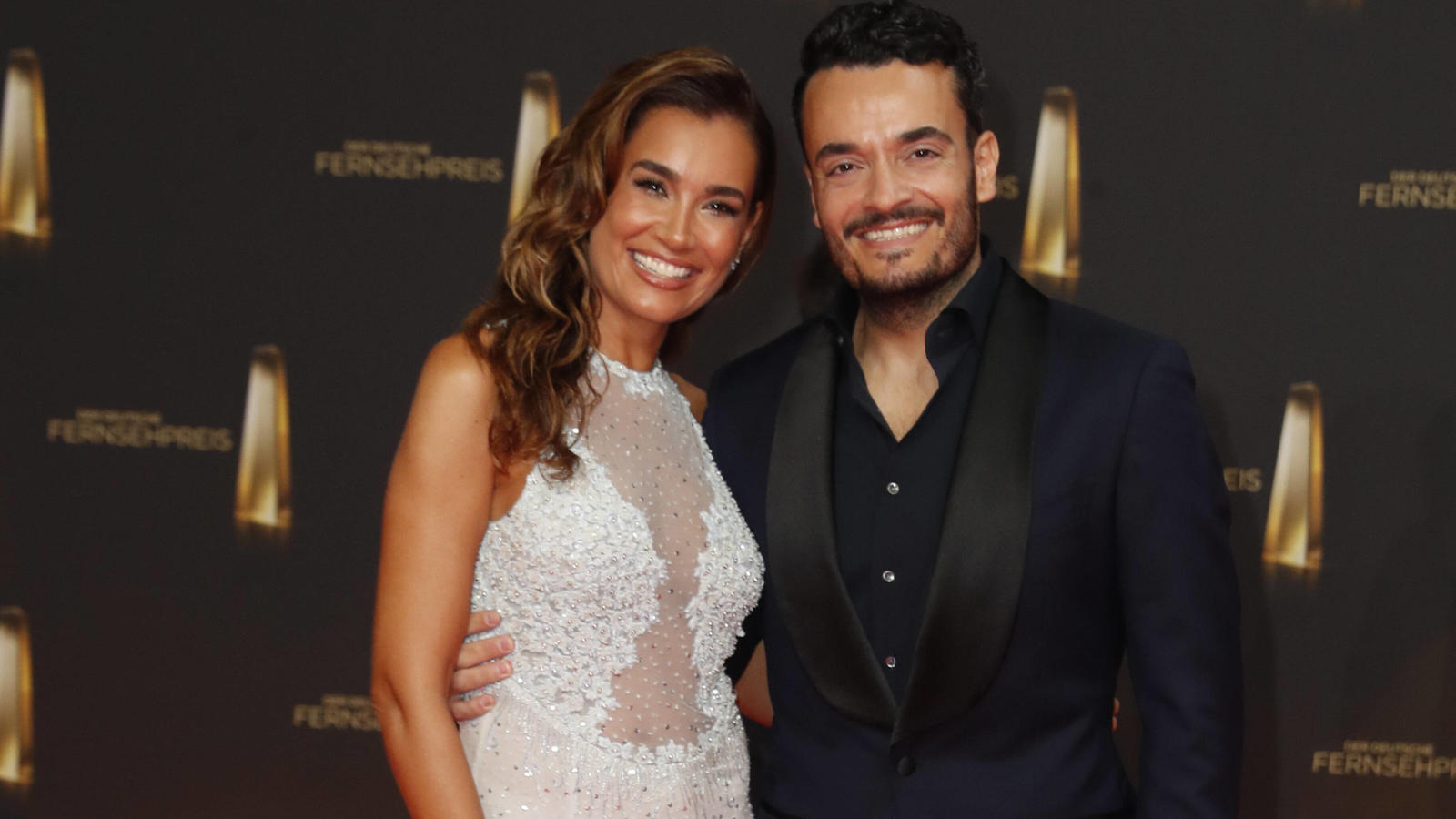 Überraschung! Giovanni Zarrella stattet "Moulin Rouge"-Cast Besuch ab Die Zarrellas auf dem roten Teppich des Deutschen Fernsehpreises.