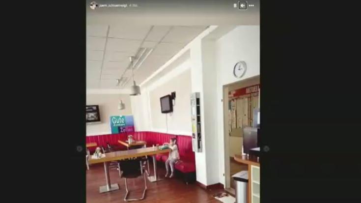 Wie süß! GZSZ-Star Jörn Schlönvoigt bringt Töchterchen Delia mit zur Arbeit Töchterchen Delia hat ihren Papa Jörn zur Arbeit begleitet.