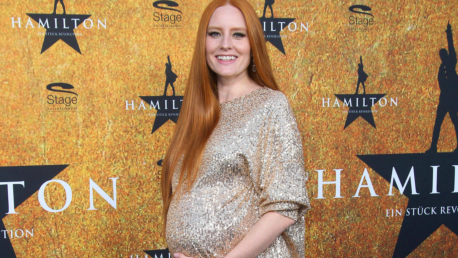 Barbara Meier verzaubert mit neuen Babybauch-Schnappschüssen Barbara Meier bei der Gala Premiere vom Musical - Hamilton - am 6.10.2022 in Hamburg Hamilton Musical Premiere in Hamburg *** Barbara Meier at the gala premiere of the musical Hamilton on 6 10 2022 in Hamburg Hamilton Musical Premiere in Hamburg PUB