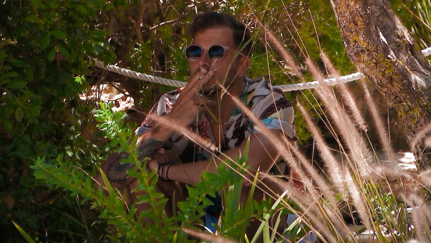 Schock für Mimi Gwozdz: Sie trifft bei "Bachelor in Paradise" auf ihren Ex! Nachdem er Mimi begrüßt hat, verkrümelt Yannick sich.