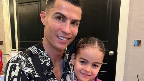 Stolzer Daddy: Cristiano Ronaldos kleine Tochter ist ihm wie aus dem Gesicht geschnitten Cristiano Ronaldo und Tochter Alana