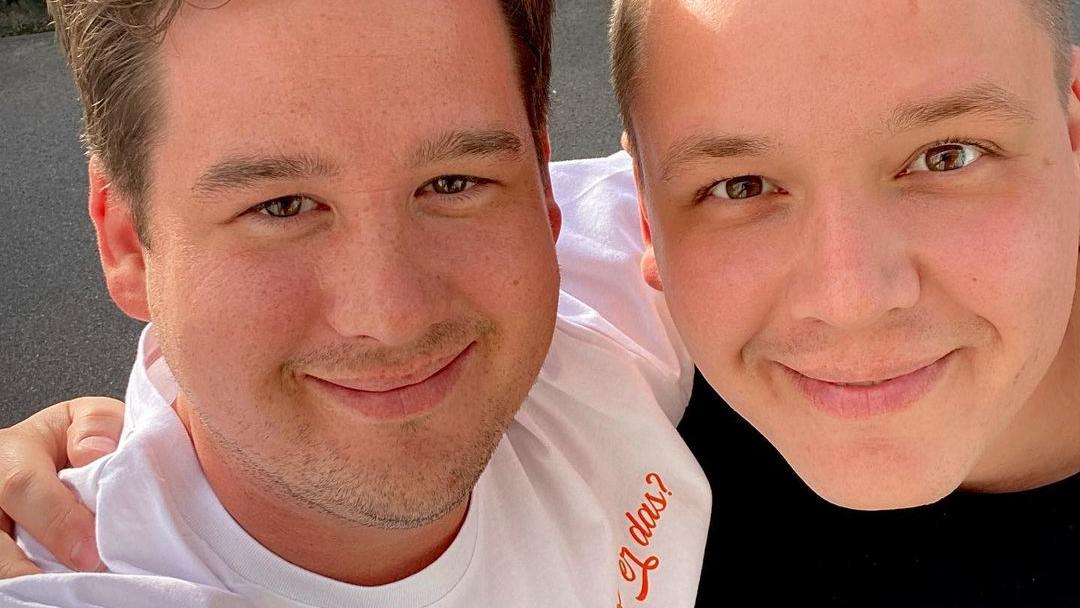 Wegen Ärztepfusch! Chris Tall lag im Alter von zehn Jahren monatelang im Krankenhaus Chris Tall und sein Adoptiv-Bruder Martin
