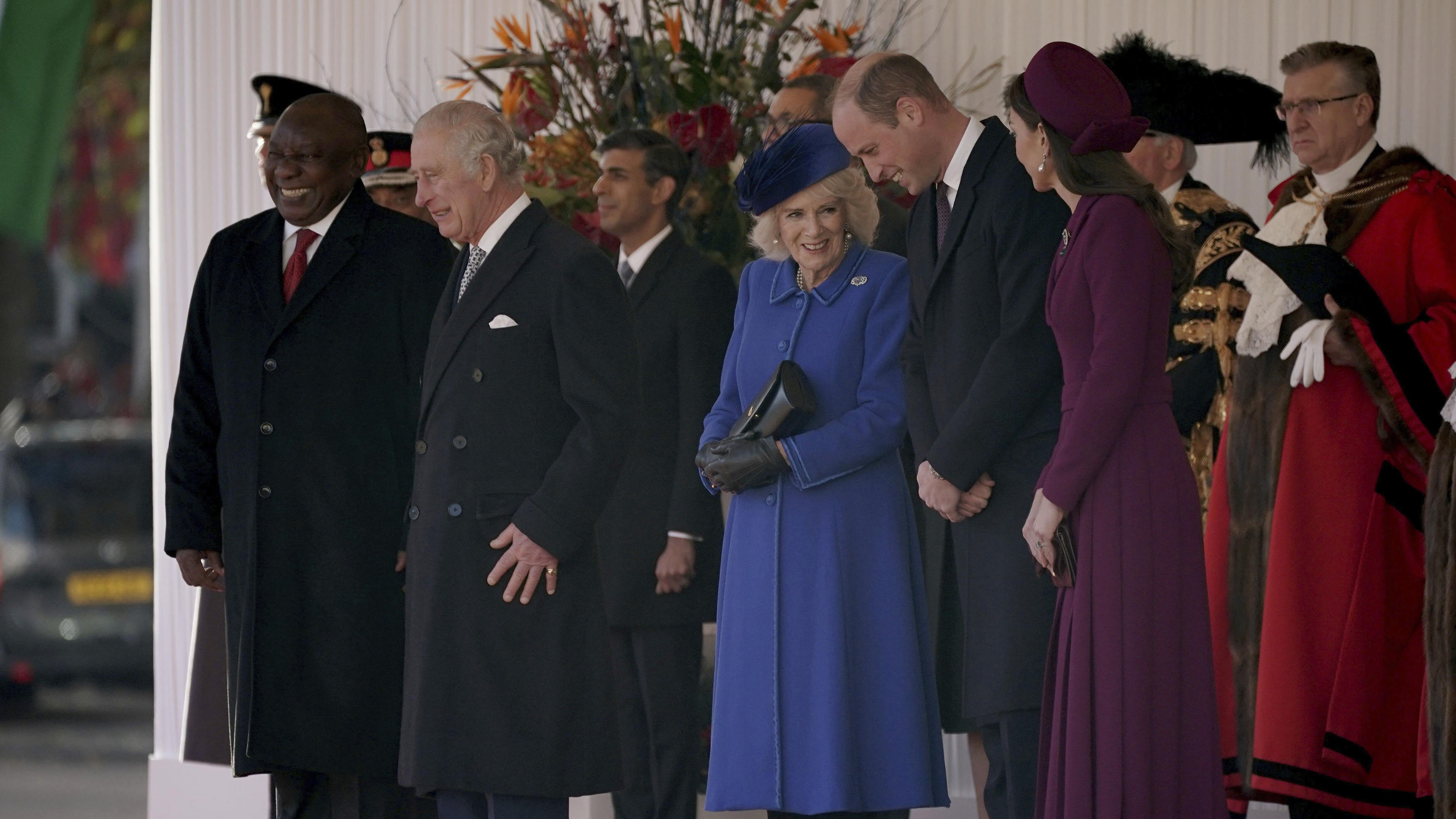 Erster Staatsbesuch für König Charles III. - doch Kate stiehlt ihm die Show Königin Camilla scherzt mit Prinz William und Prinzessin Kate