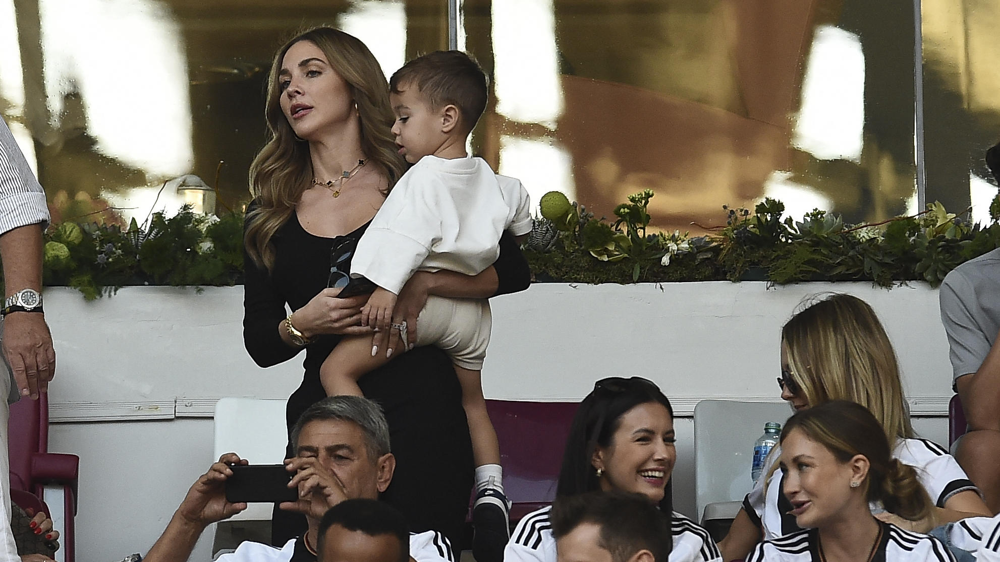 An ihm erGÖTZEn sich alle! Promi-Knirps stiehlt Spielerfrauen die Show Rome macht es sich auf dem Mama-Götze-Arm bequem.