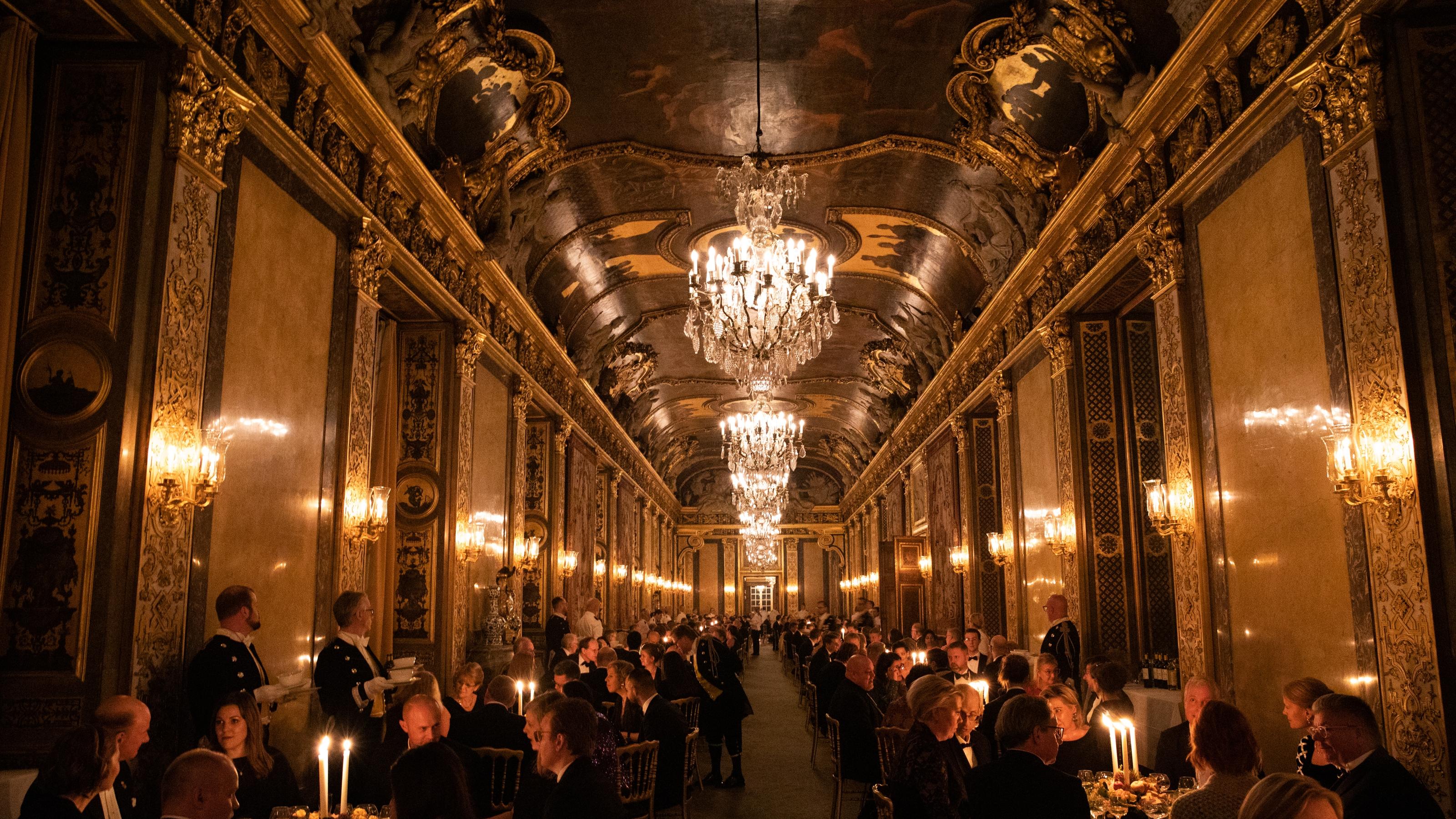 Schwedische Royals geben seltene Einblicke in ihr Schloss Parlamentsdinner im schwedischen Schloss in Stockholm am 29. November 2022.