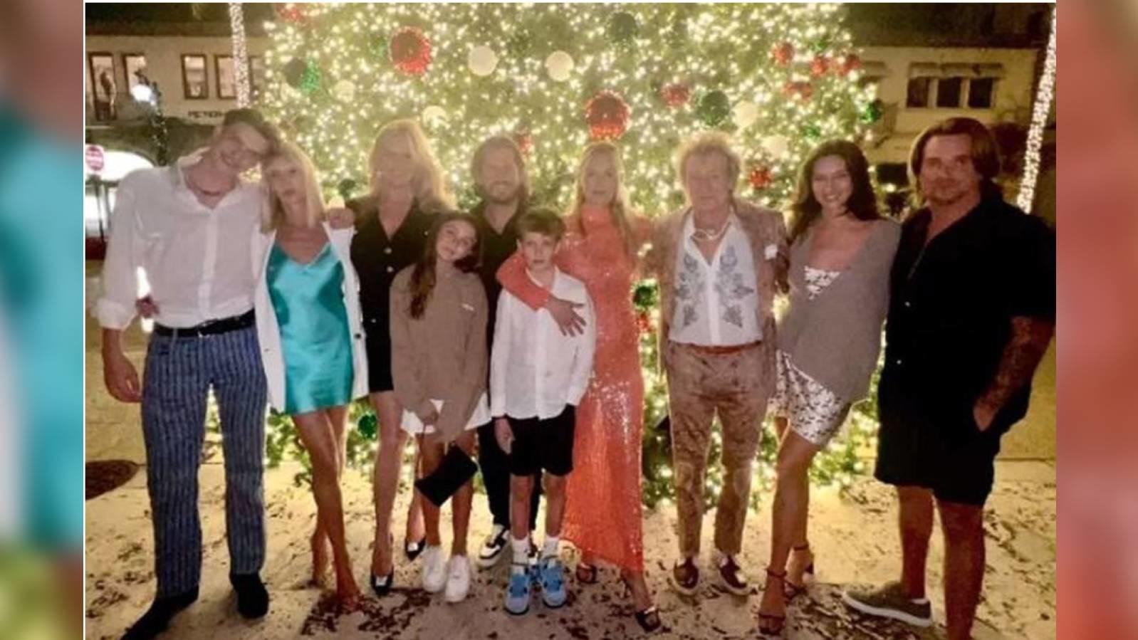 Stolzer achtfacher Papa: Rod Stewart posiert mit (fast) allen Kindern Rod Stewart posiert mit sechs seiner acht Kinder.