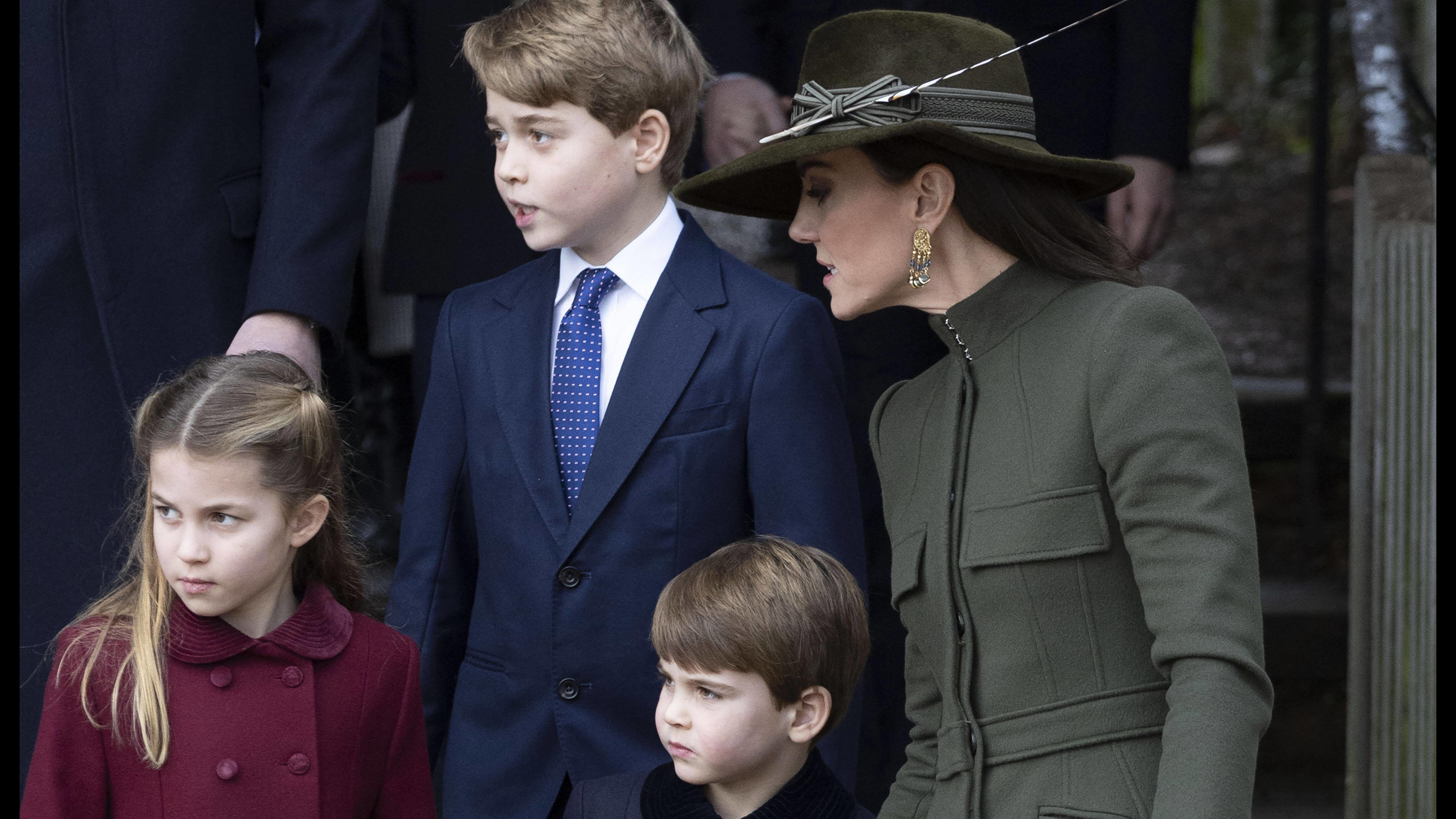 Victoria von Schweden ist beliebteste Adlige . 25/12/2022. Sandringham , United Kingdom. Prince William and Kate Middleton , the Prince and Princess of Wales, along with their children Prince George, Princess Charlotte and Prince Louis leaving the Christmas Day church service at Sandringham, U