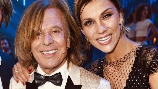 Emotional! Anna-Maria Zimmermann verabschiedet sich von ,,Schlager-Papa“ Jürgen Drews Mit einem süßen Post nimmt Anna-Maria Zimmermann Abschied von ihrem "Schlager-Papa" Jürgen Drews.