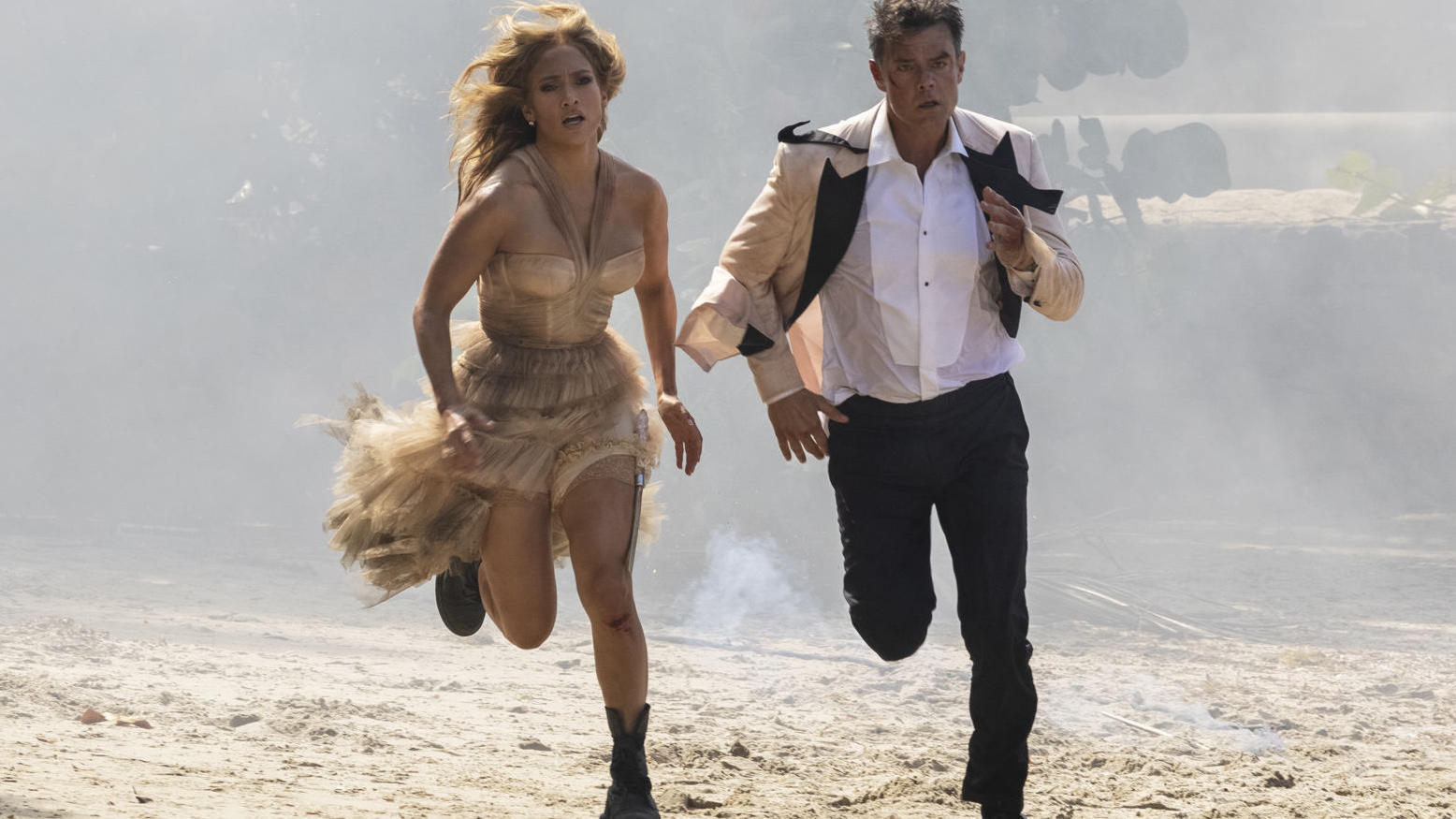 "Shotgun Wedding" - Jennifer Lopez' Hochzeitskleid wird immer kleiner Machen eine gute Figur zum bösen Spiel: Jennifer Lopez und Josh Duhamel in "Shotgun Wedding"