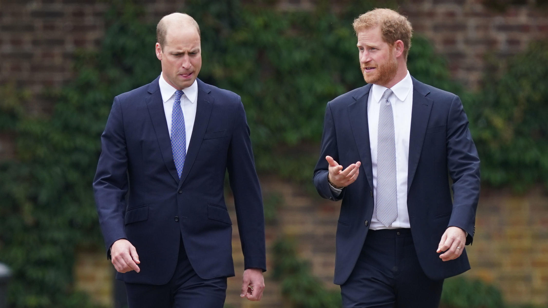 Würstchen-Gate! Warum sich Prinz Harry schon als Kind benachteiligt fühlte Prinz Harry soll als Kind ein Würstchen weniger als Prinz Williams bekommen haben.