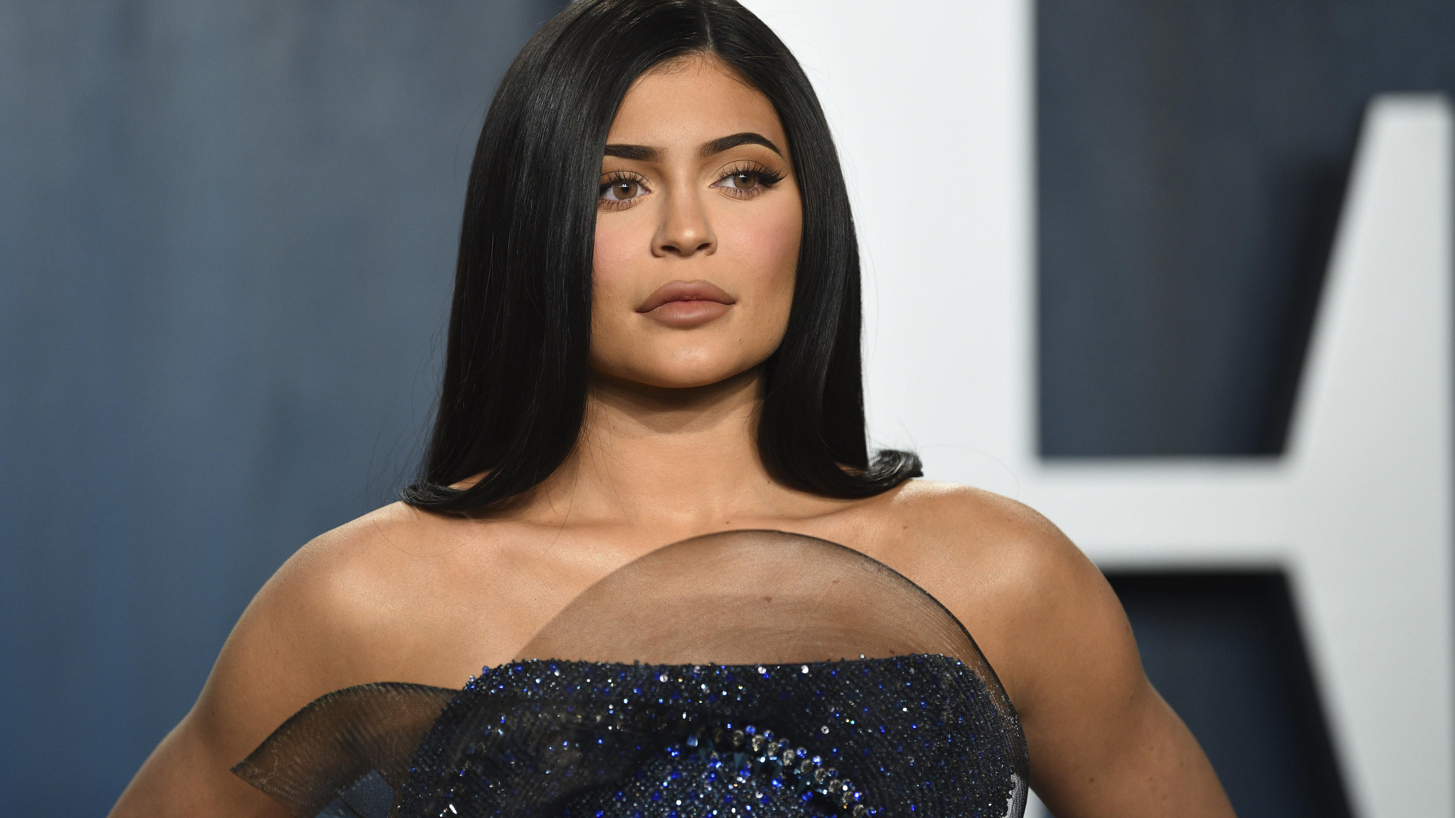 Wie bitte?! Kylie Jenner enthüllt Babynamen und erntet Hohn und Spott Kylie Jenner enthüllt endlich den Babynamen und erntet Hohn und Spott.