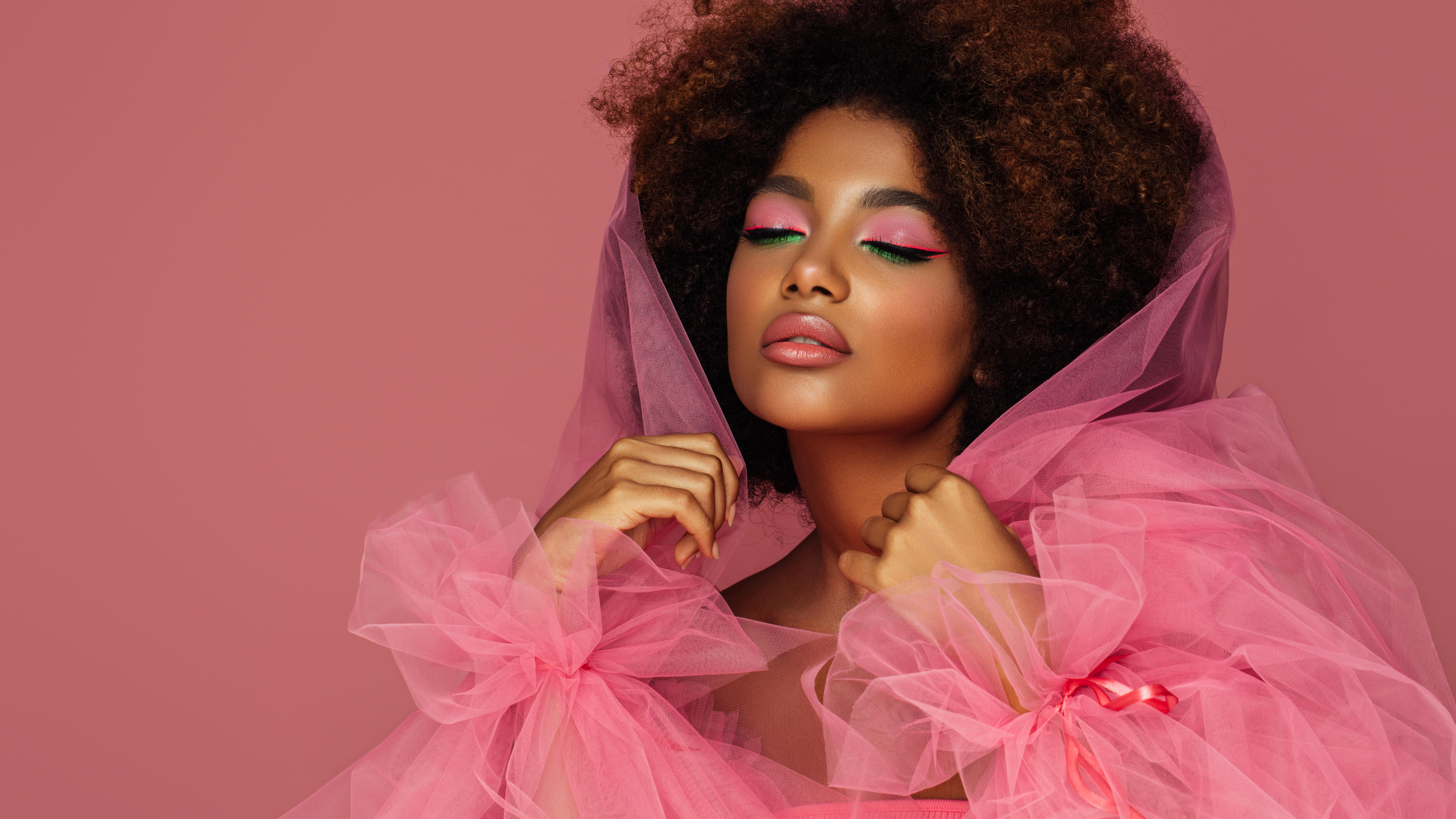 Einfache Styling-Tipps: Glow-up mit Sofort-Effekt Frau mit rosanen Klamotten